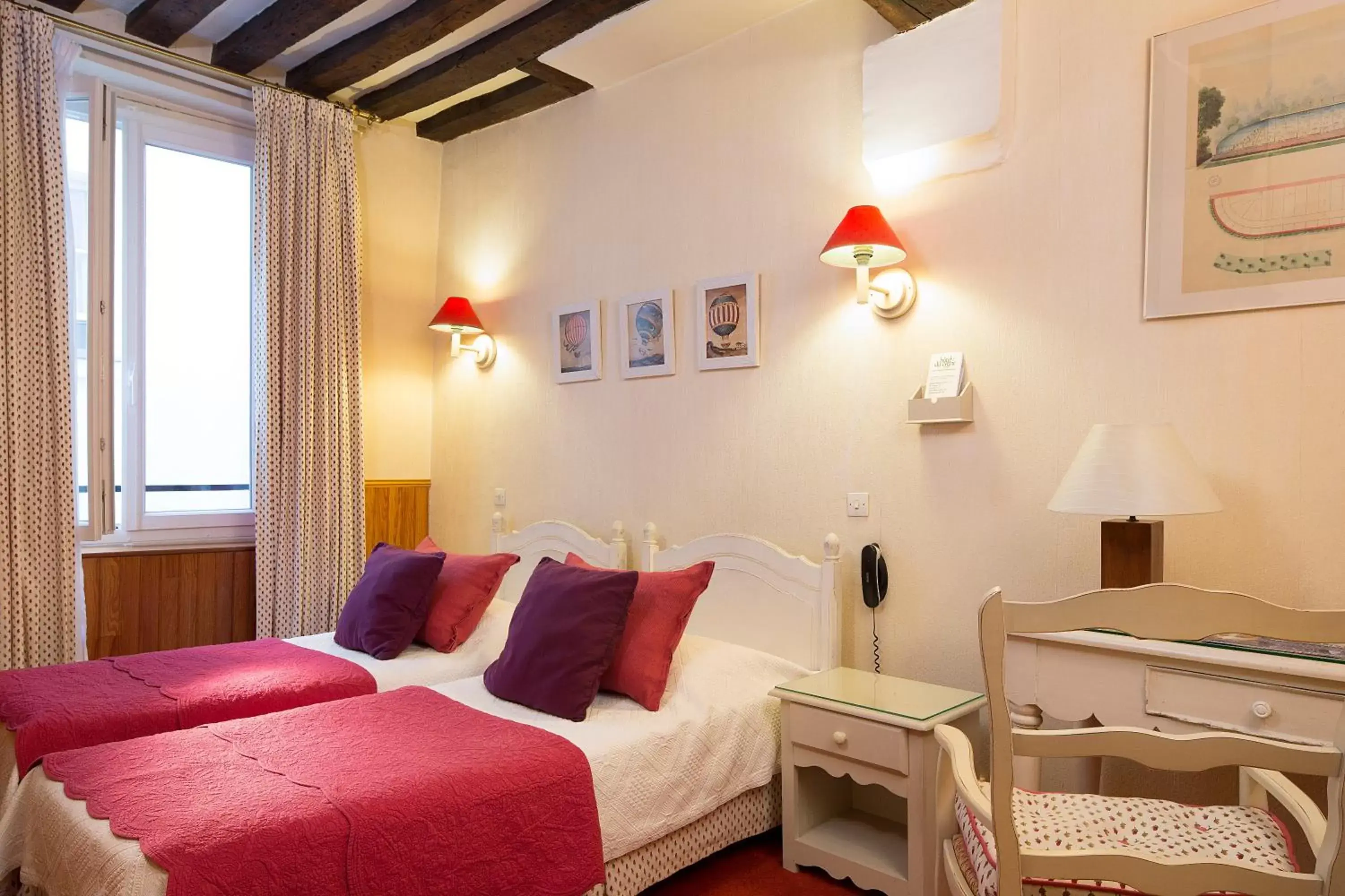 Twin Room in Hôtel du Cygne Paris Twin Room in Hôtel du Cygne Paris