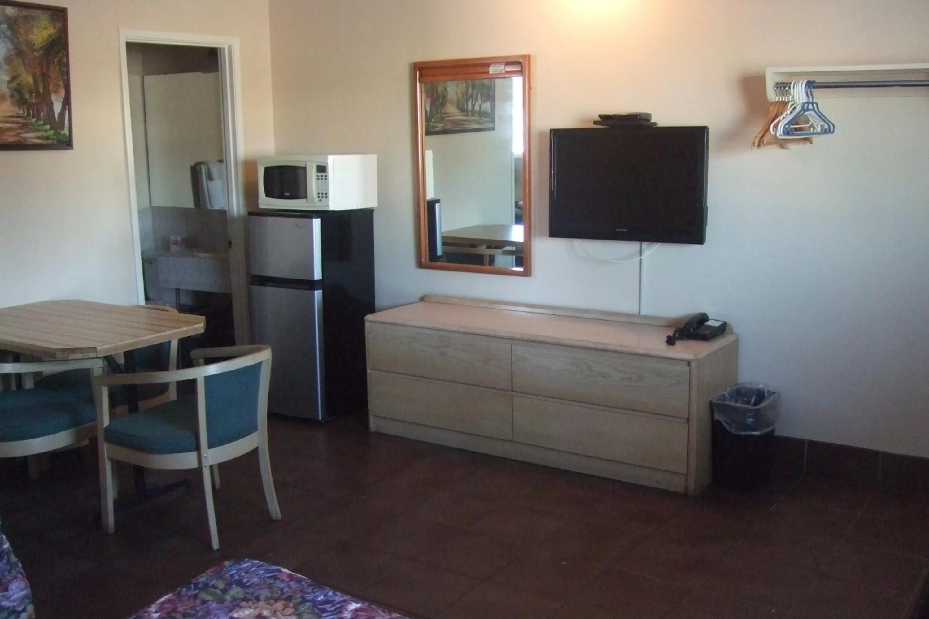 Photo of the whole room in Trailside Inn