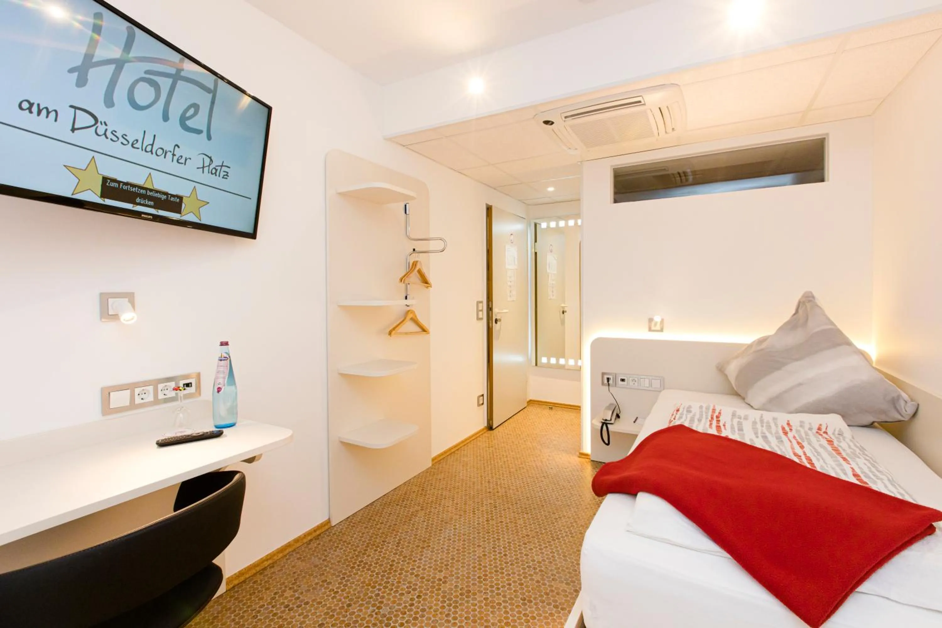 Photo of the whole room, Bed in Hotel Am Düsseldorfer Platz