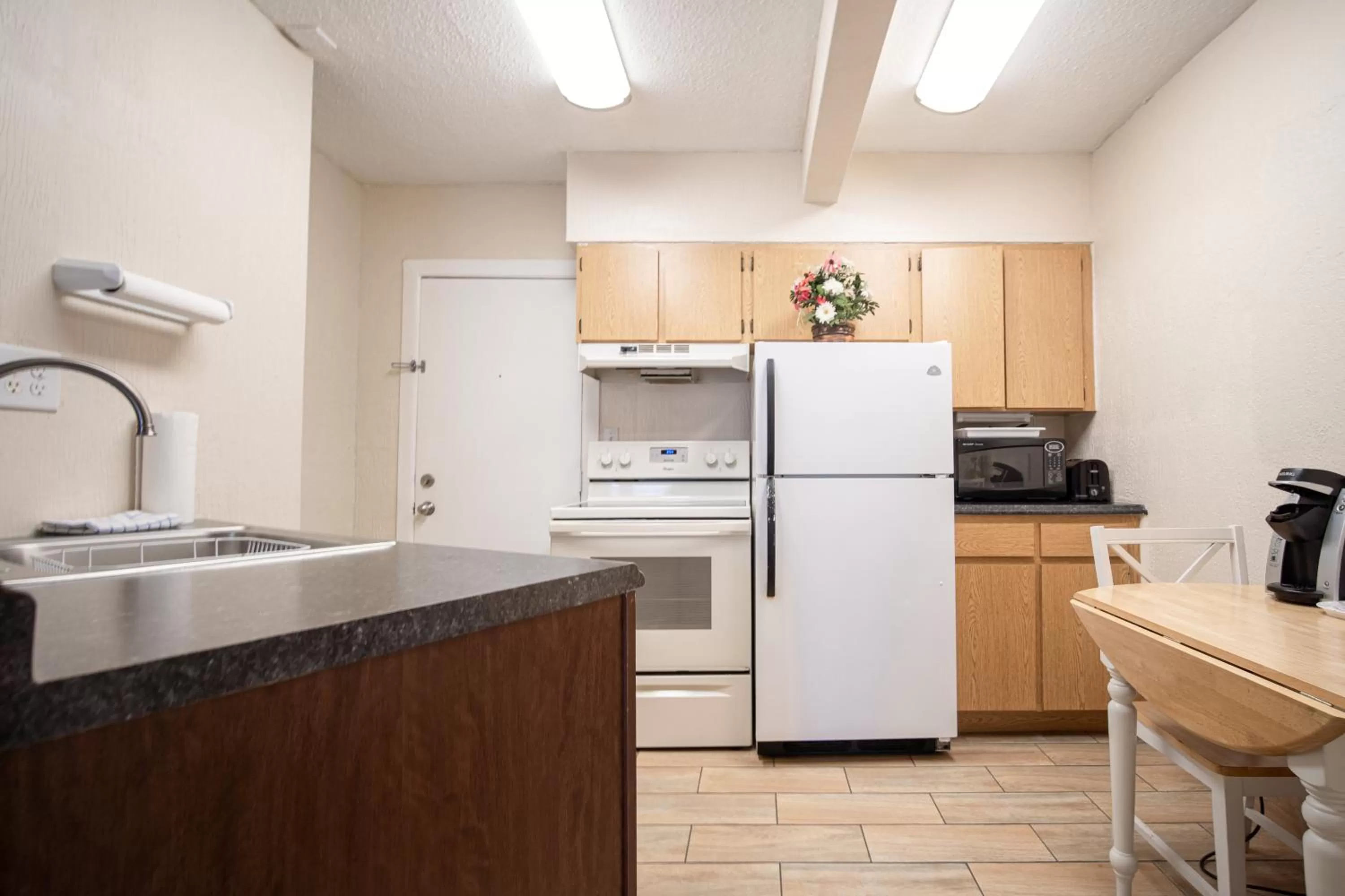 Kitchen or kitchenette in Island Sun Inn & Suites - Venice, Florida Historic Downtown & Beach Getaway