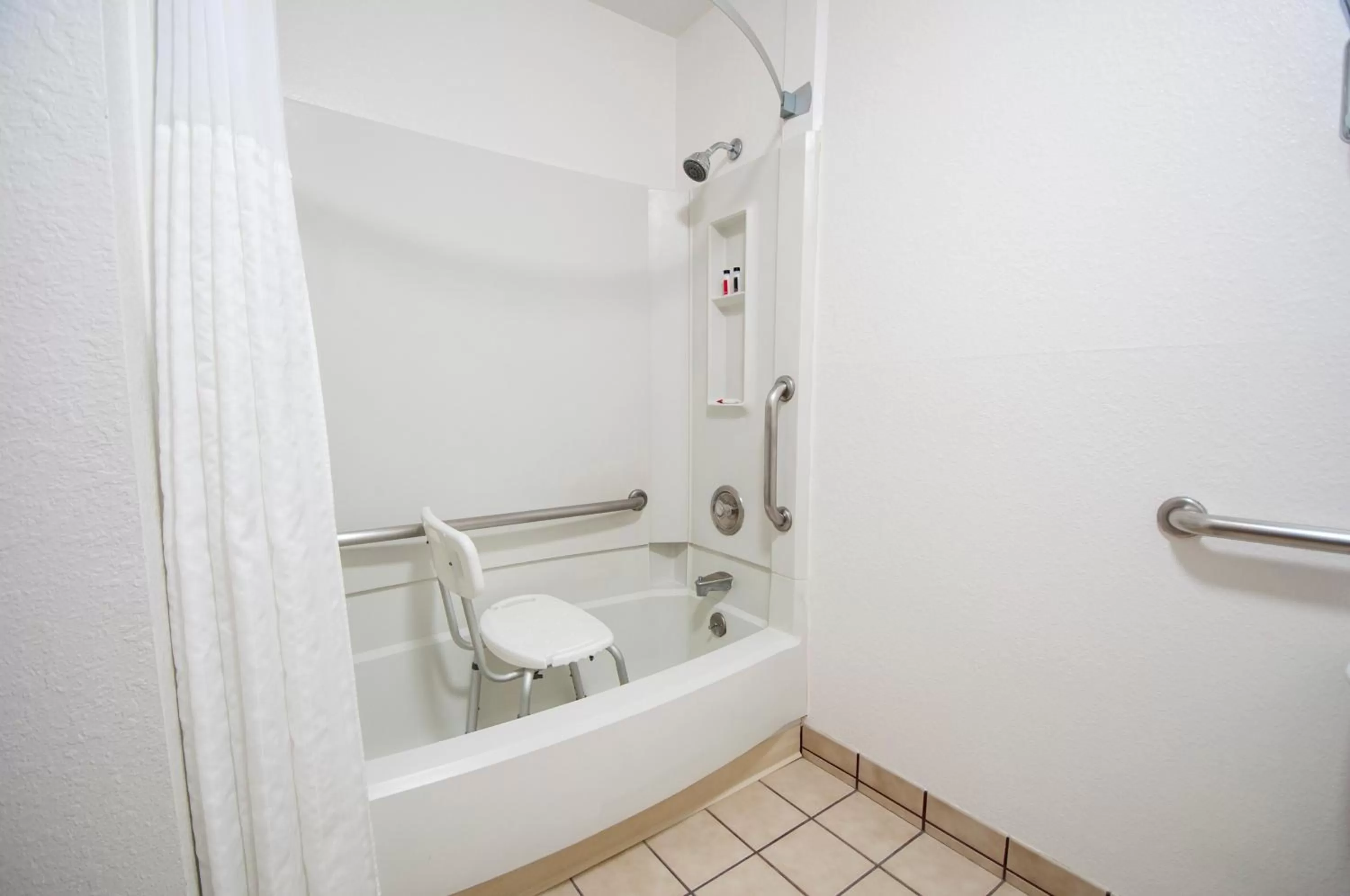 Shower in Quality Inn Wenatchee-Leavenworth