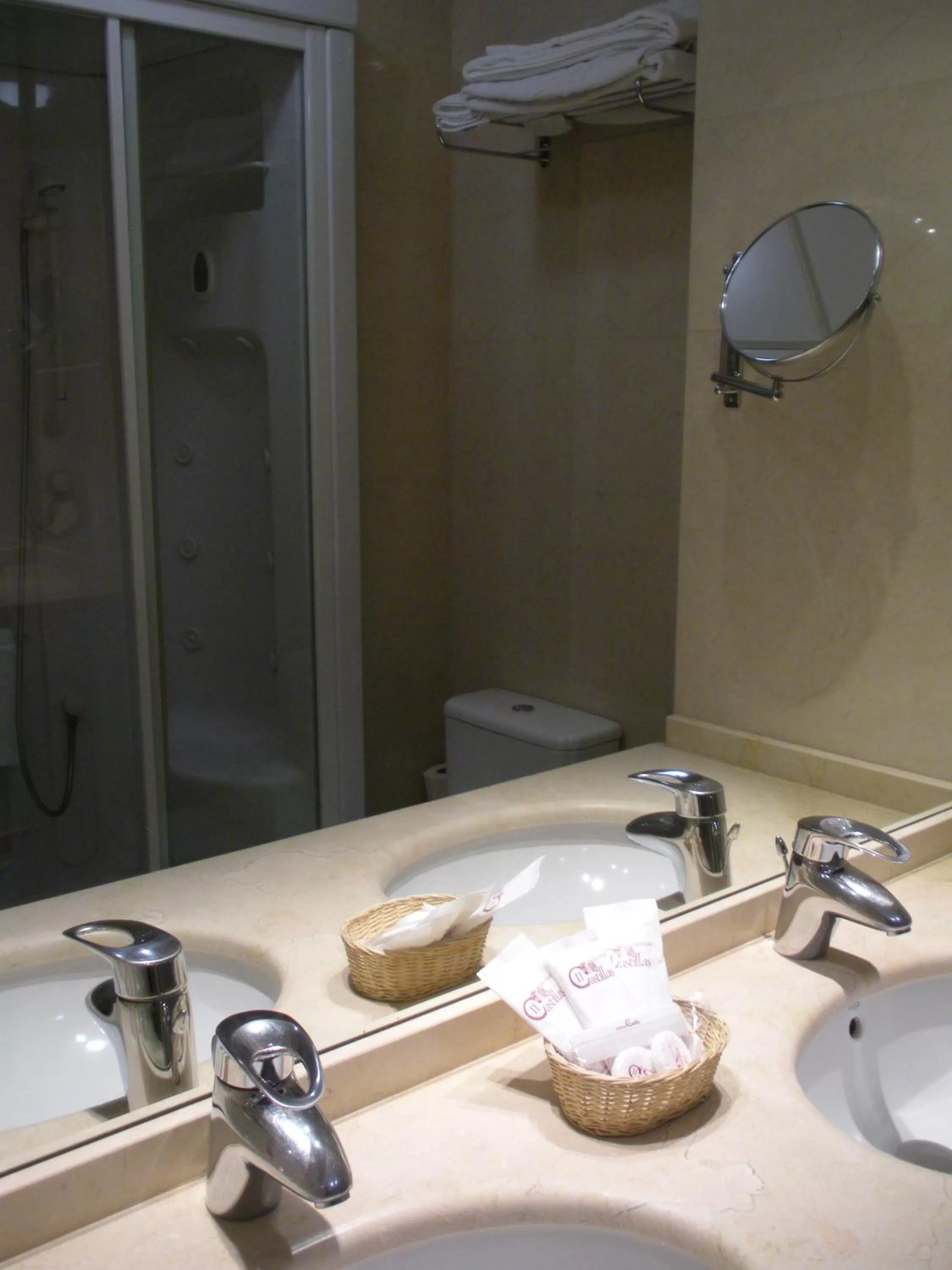 Bathroom in II Castillas Madrid