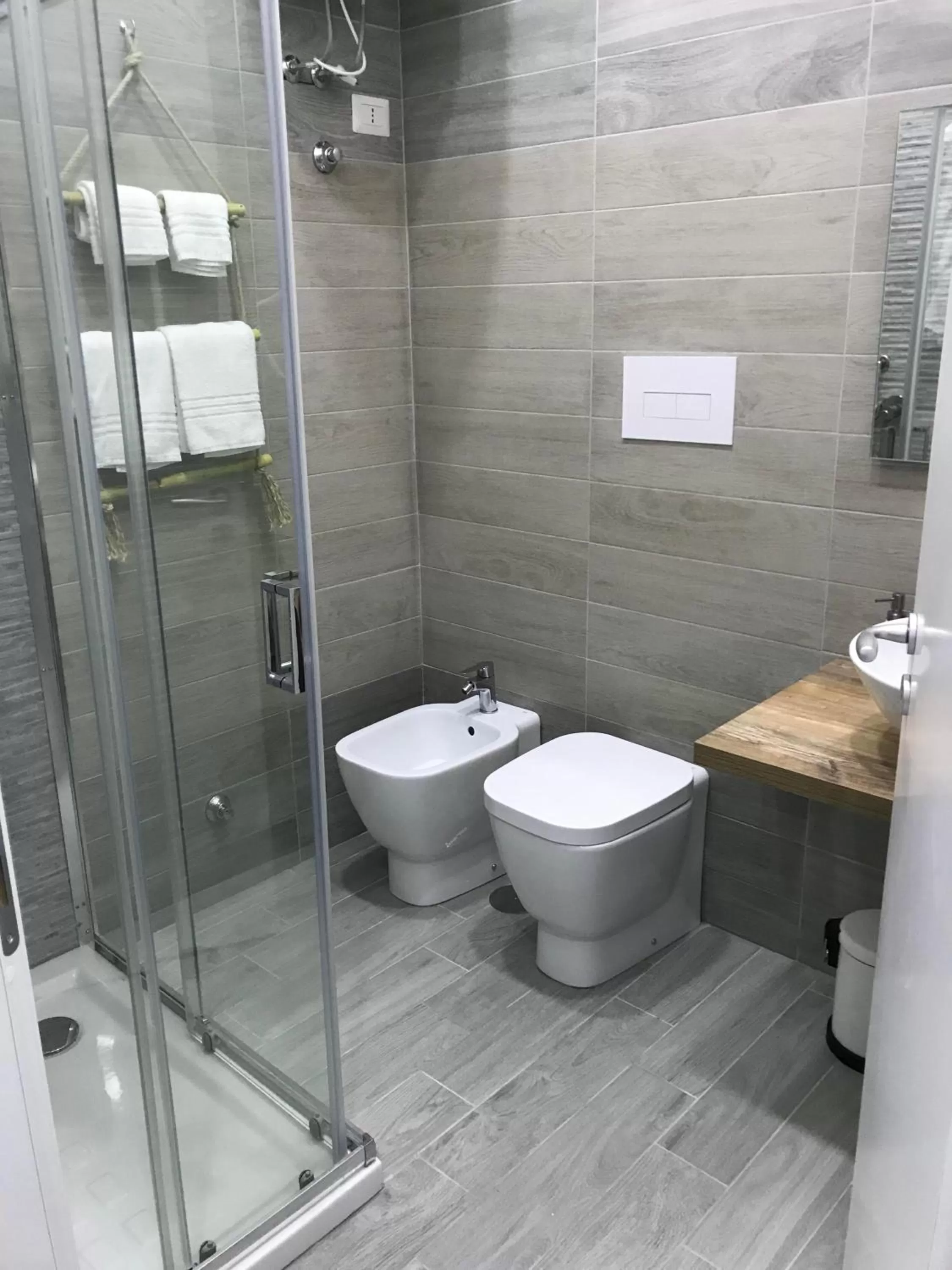 Shower in Napoli DownTown