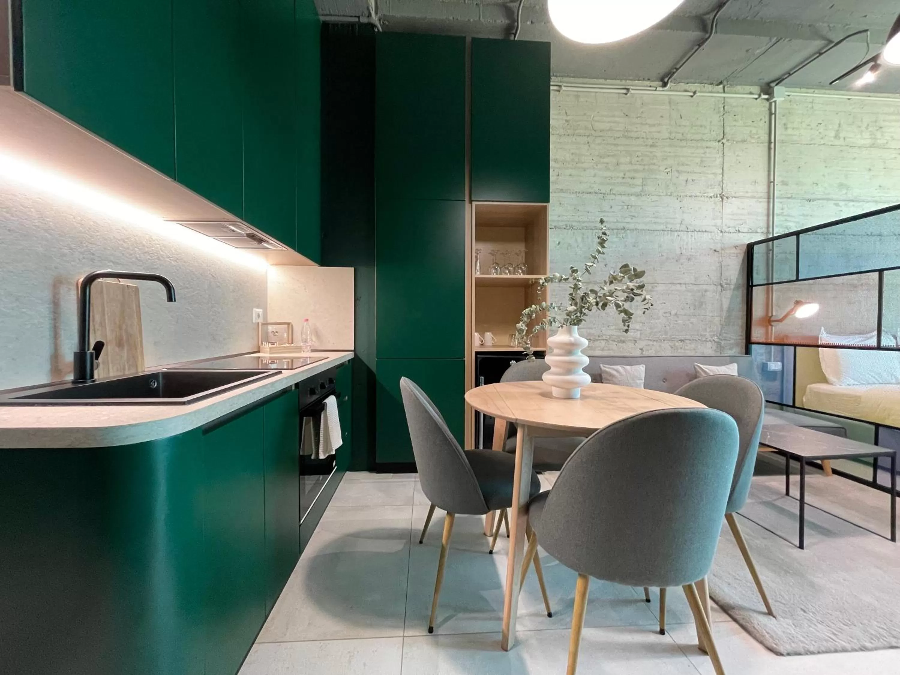 Seating area, Kitchen/Kitchenette in Ambassador Skyline Apartments