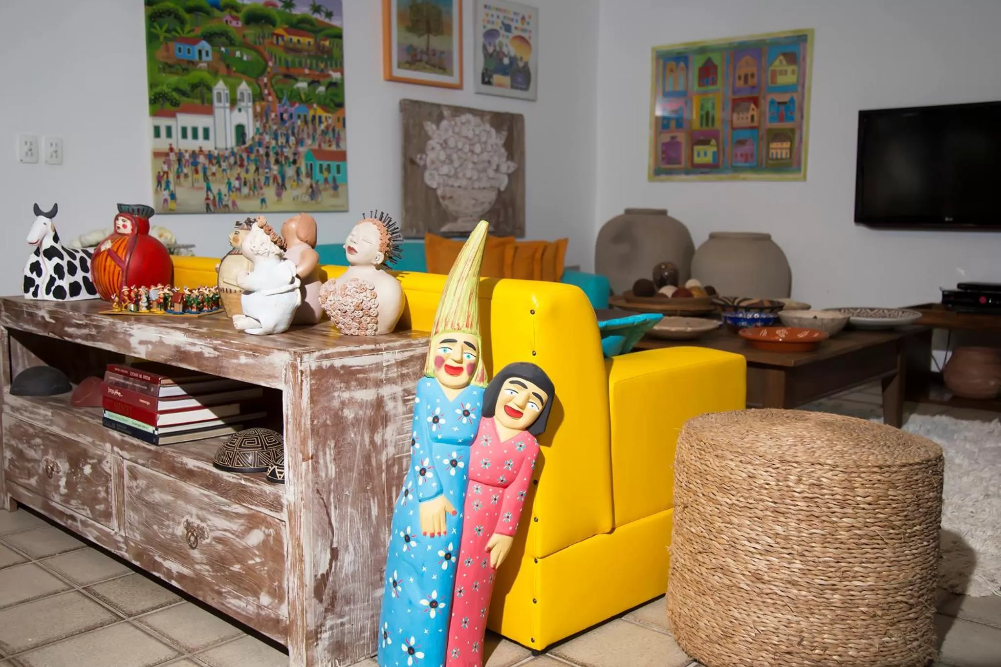 Decorative detail, Children in Hospedaria Entre Amigos