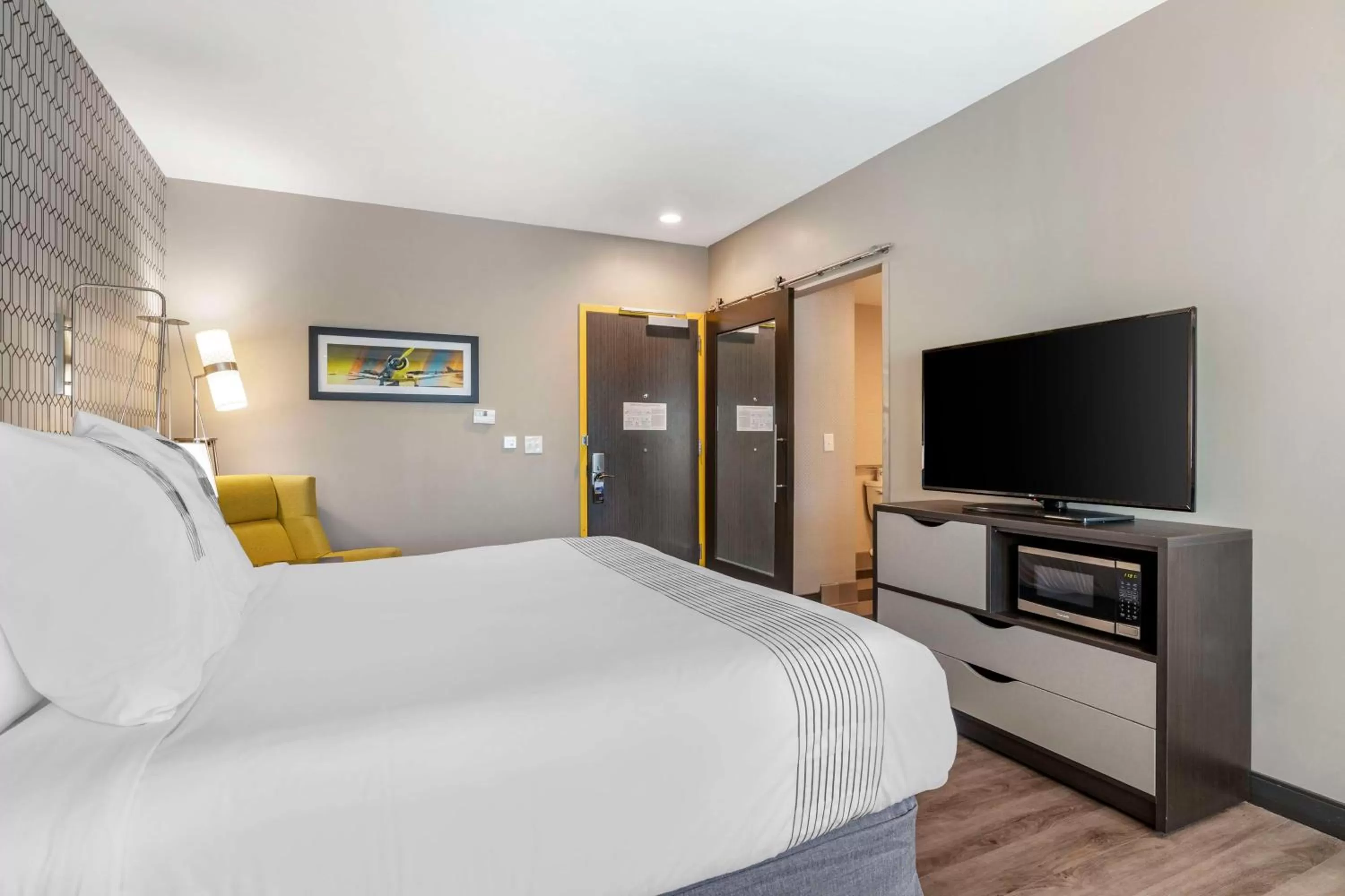 Bedroom, Bed in GLō Best Western Savannah-Gateway I-95