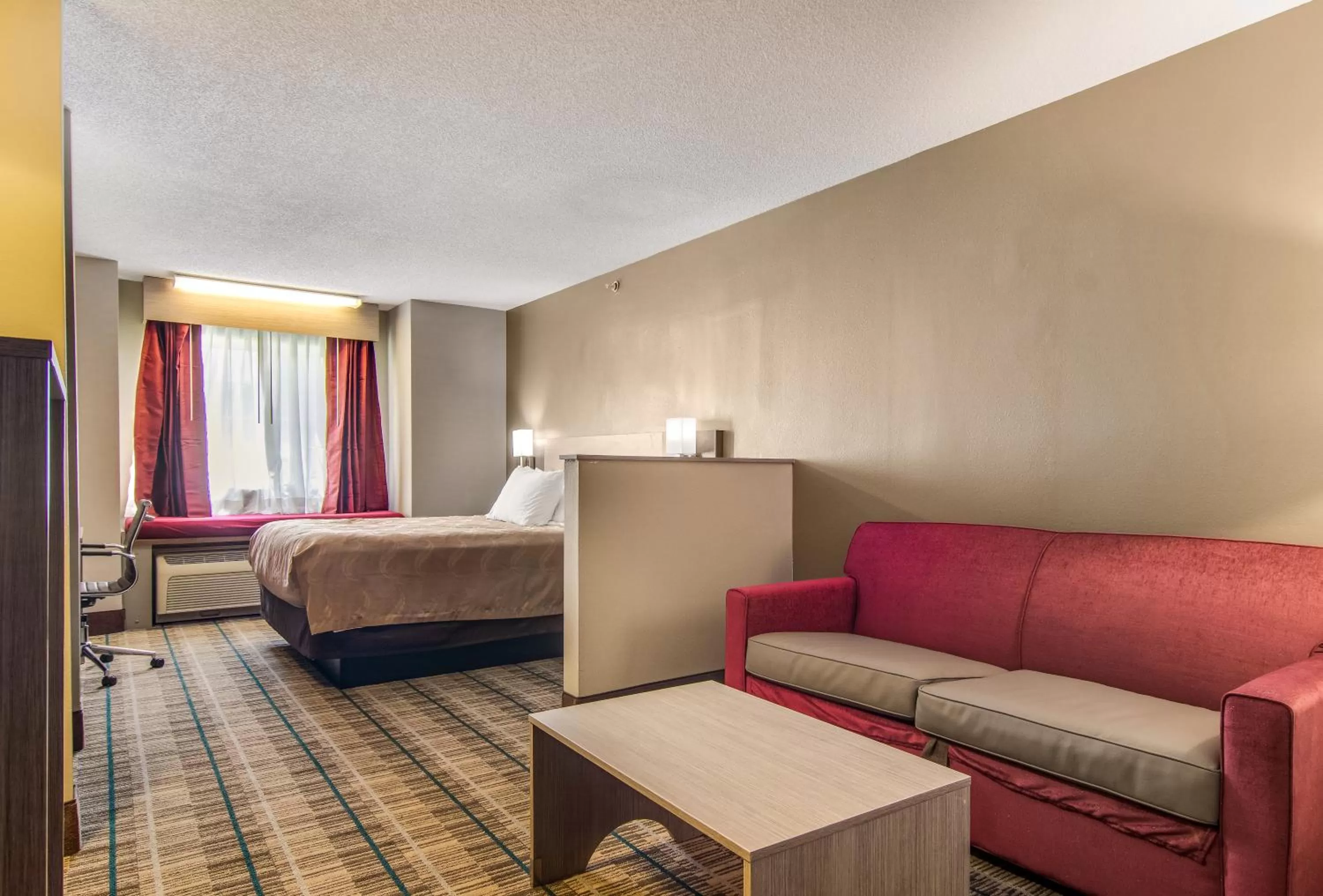 Seating area, Bed in Quality Inn & Suites Grove City-Outlet Mall