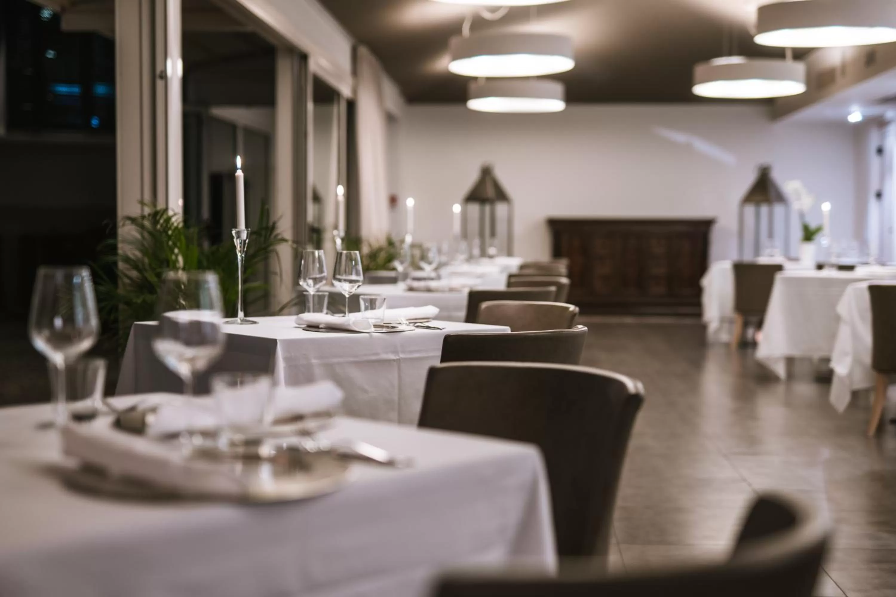 Restaurant/places to eat in Hotel De La Ville