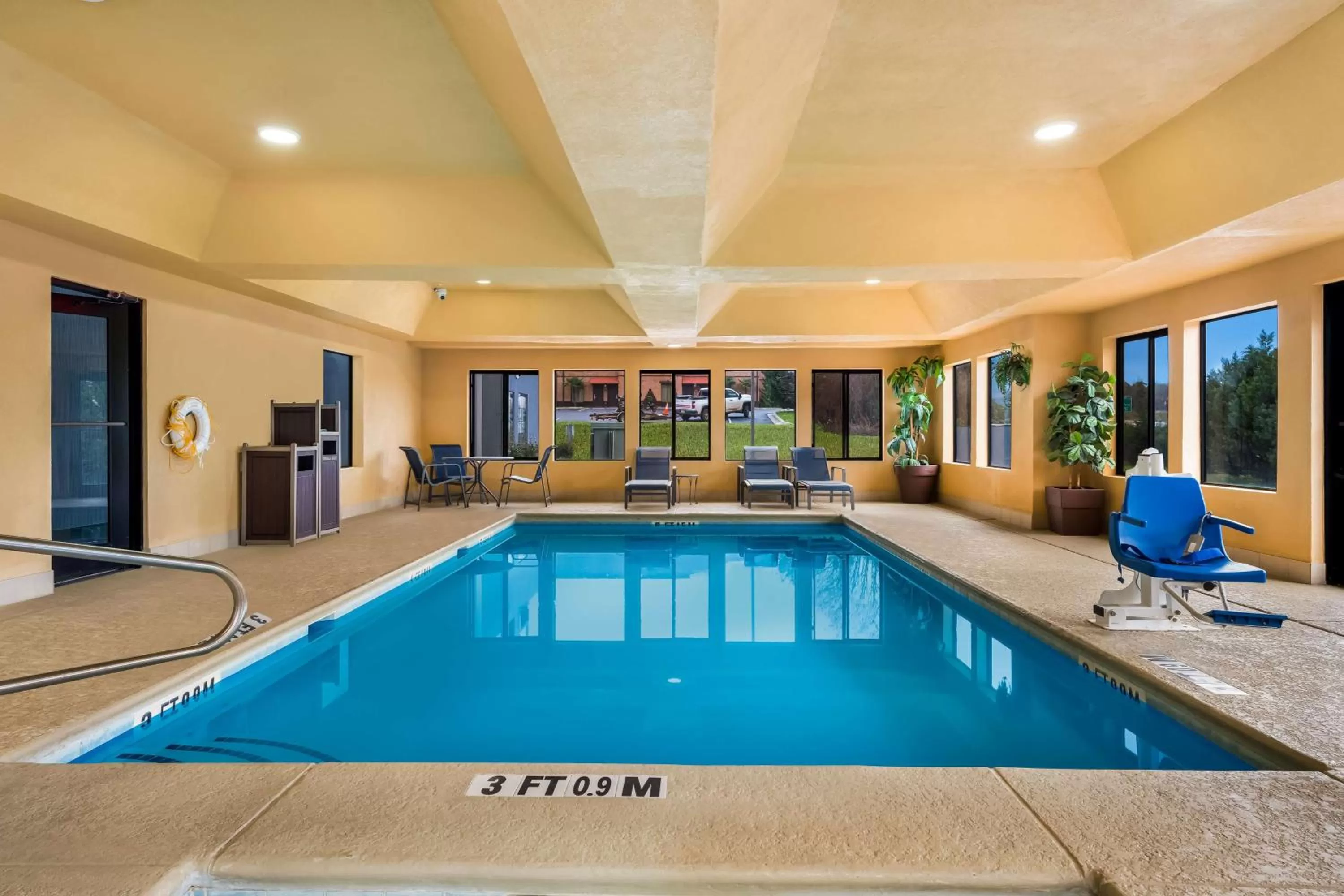 Pool view in Best Western Bradbury Inn & Suites