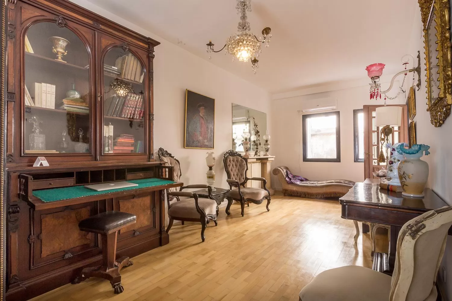 Living room in Virreinato Hotel Boutique