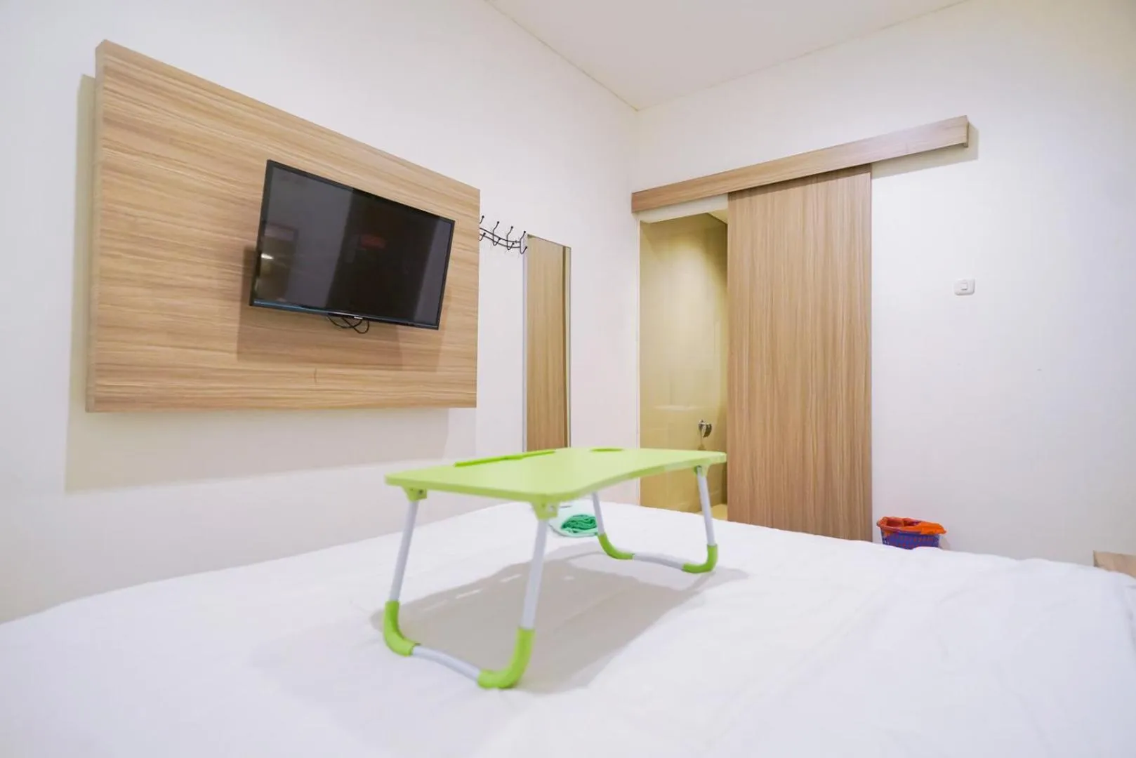Bedroom, TV/Entertainment Center in Urbanview Hotel Bes Mangga Besar by RedDoorz