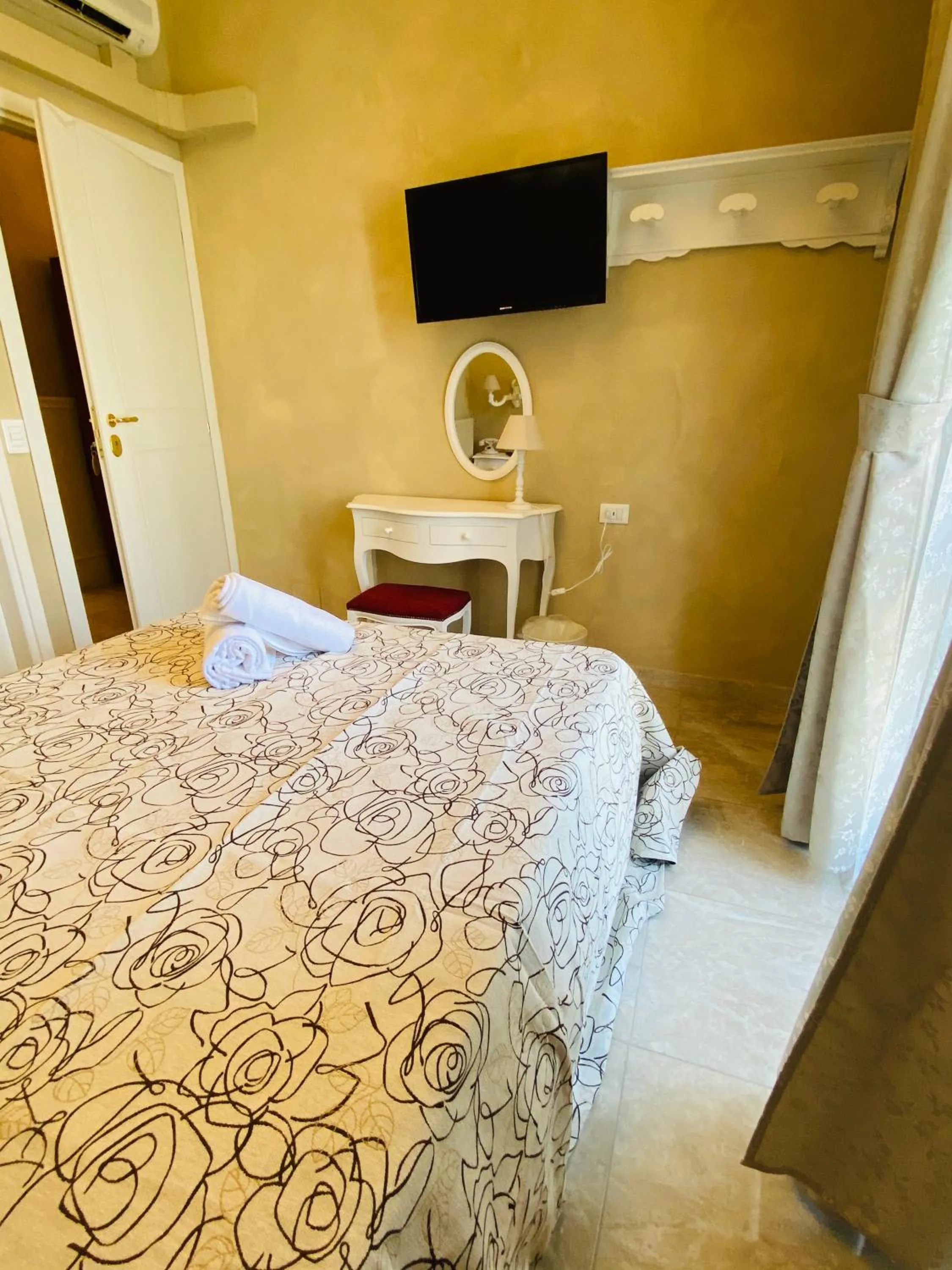 Photo of the whole room, Bed in Boutique Hotel Calais Milano