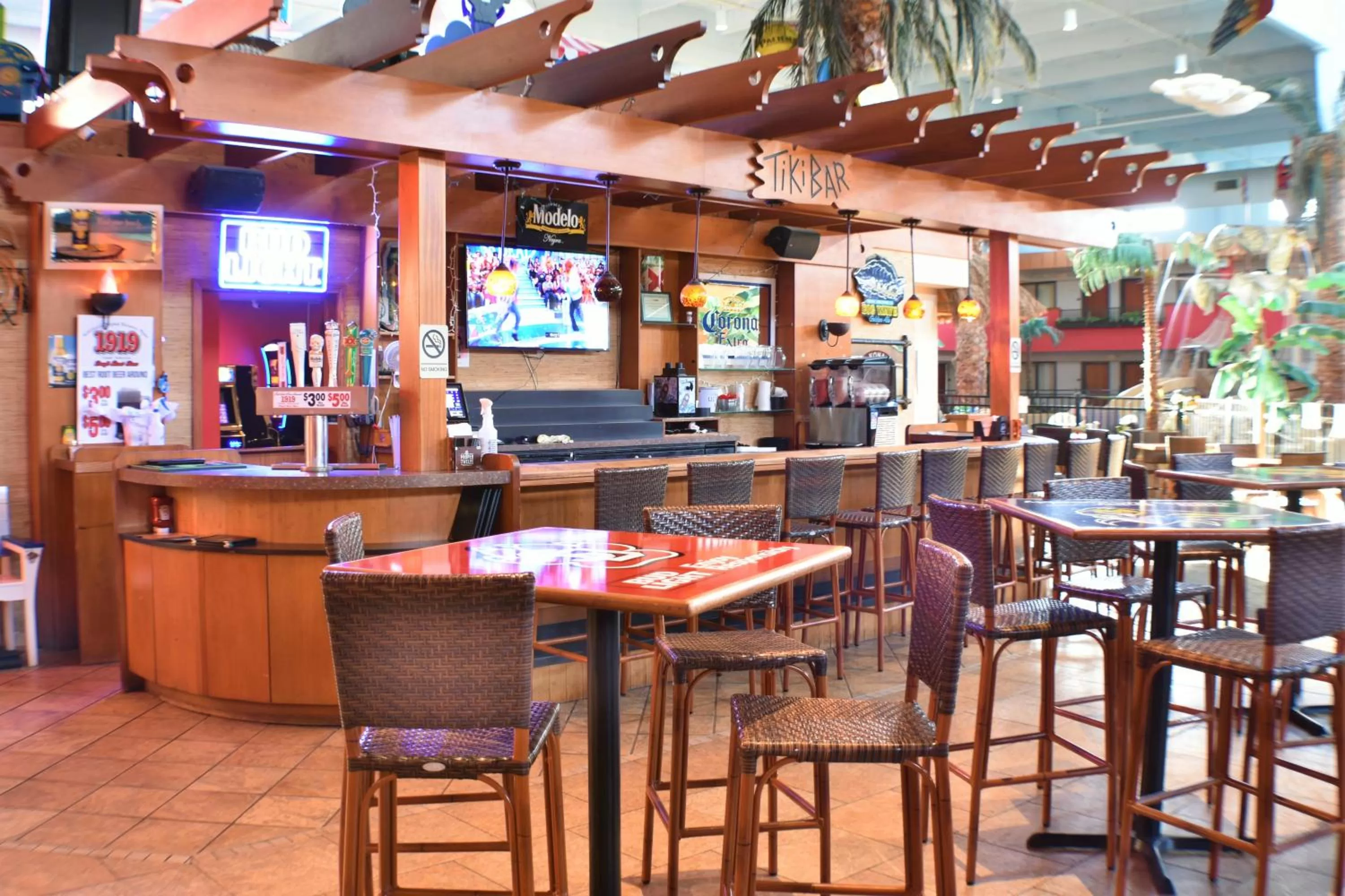 Lounge or bar in Ramada by Wyndham Sioux Falls Airport - Waterpark Resort & Event Center