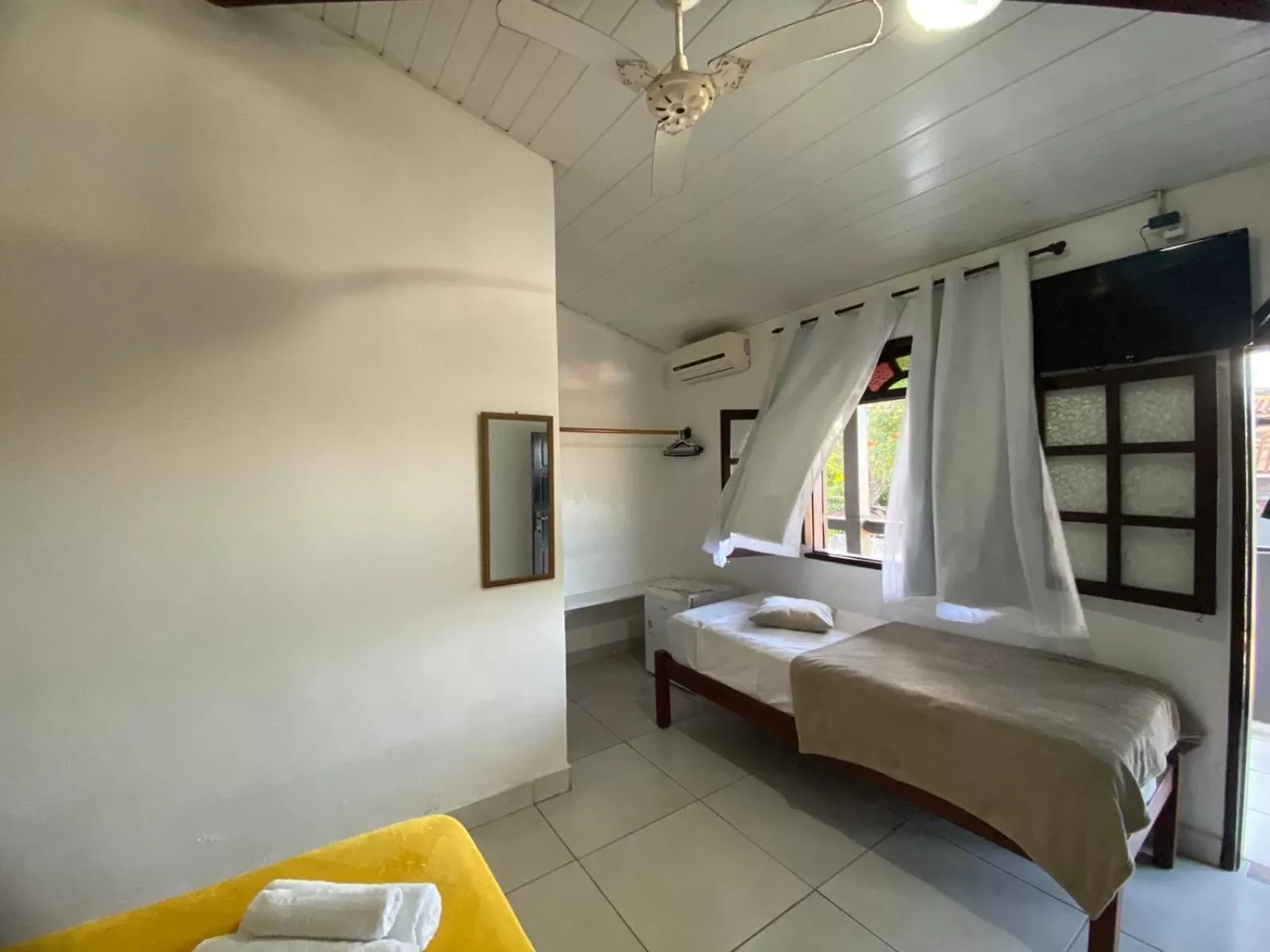 Photo of the whole room, Bed in Pousada Porto Búzios