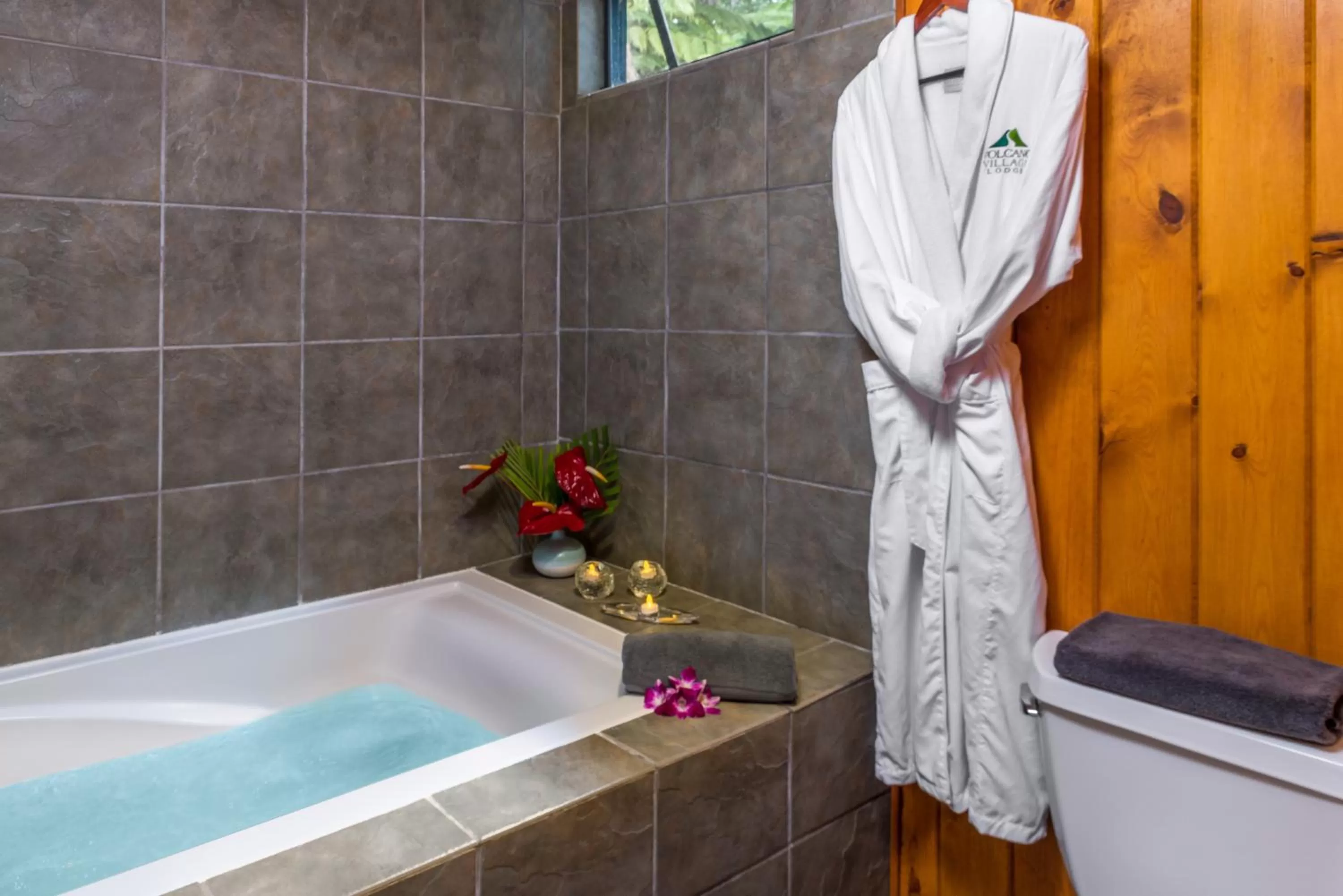 Bath in Volcano Village Lodge