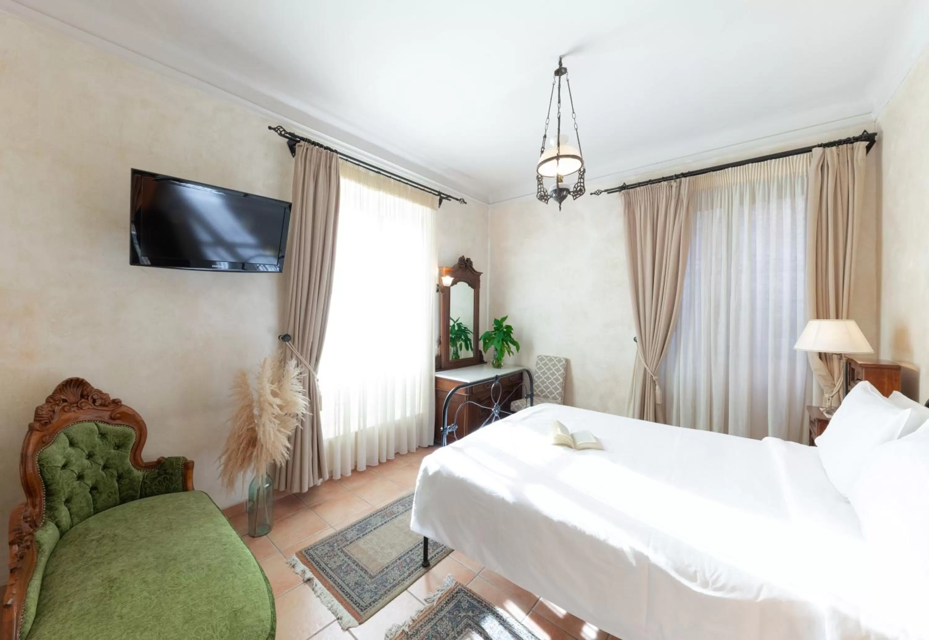 Photo of the whole room, Bed in Nafsimedon Hotel