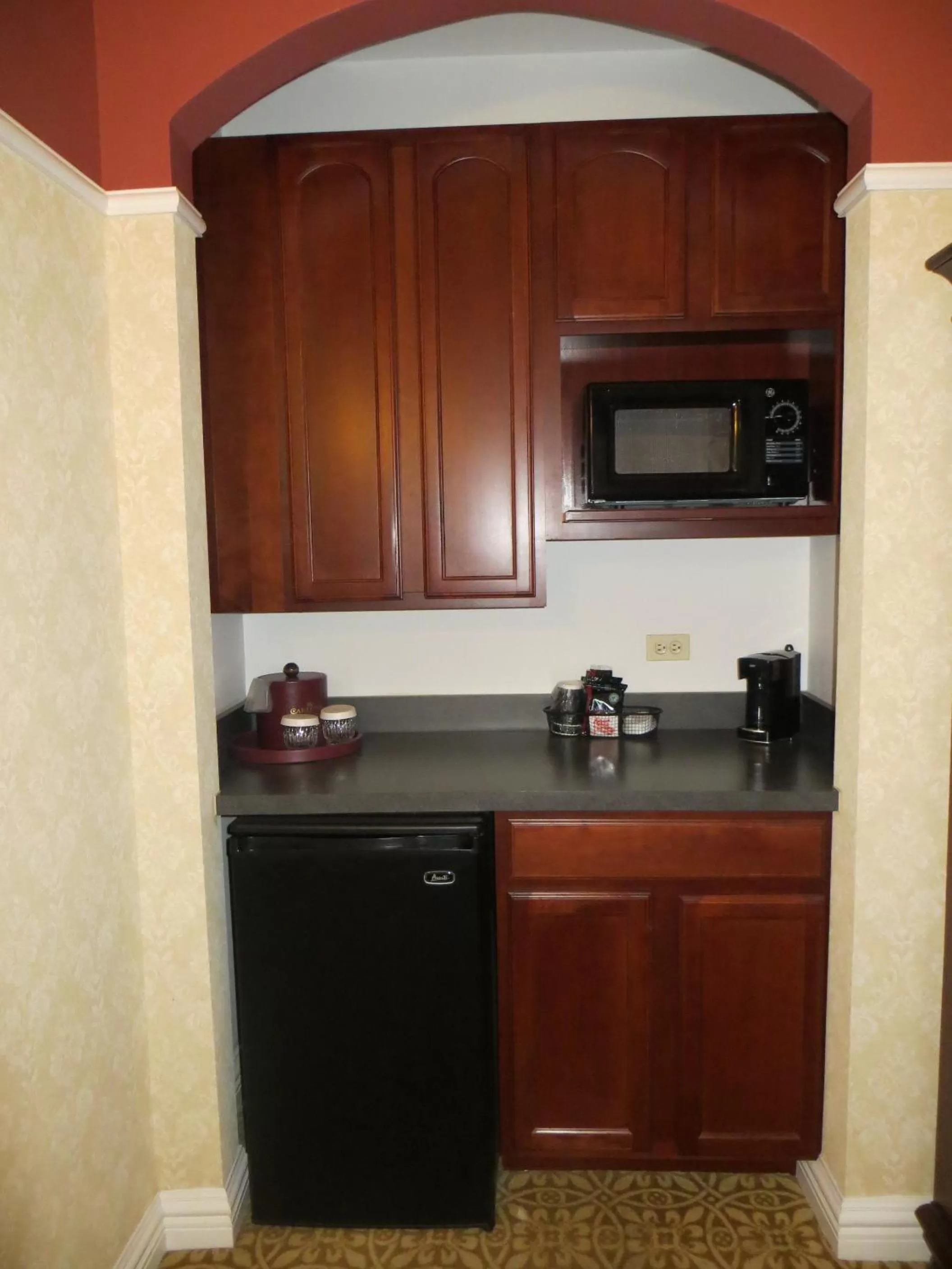 Kitchen or kitchenette in Carleton of Oak Park