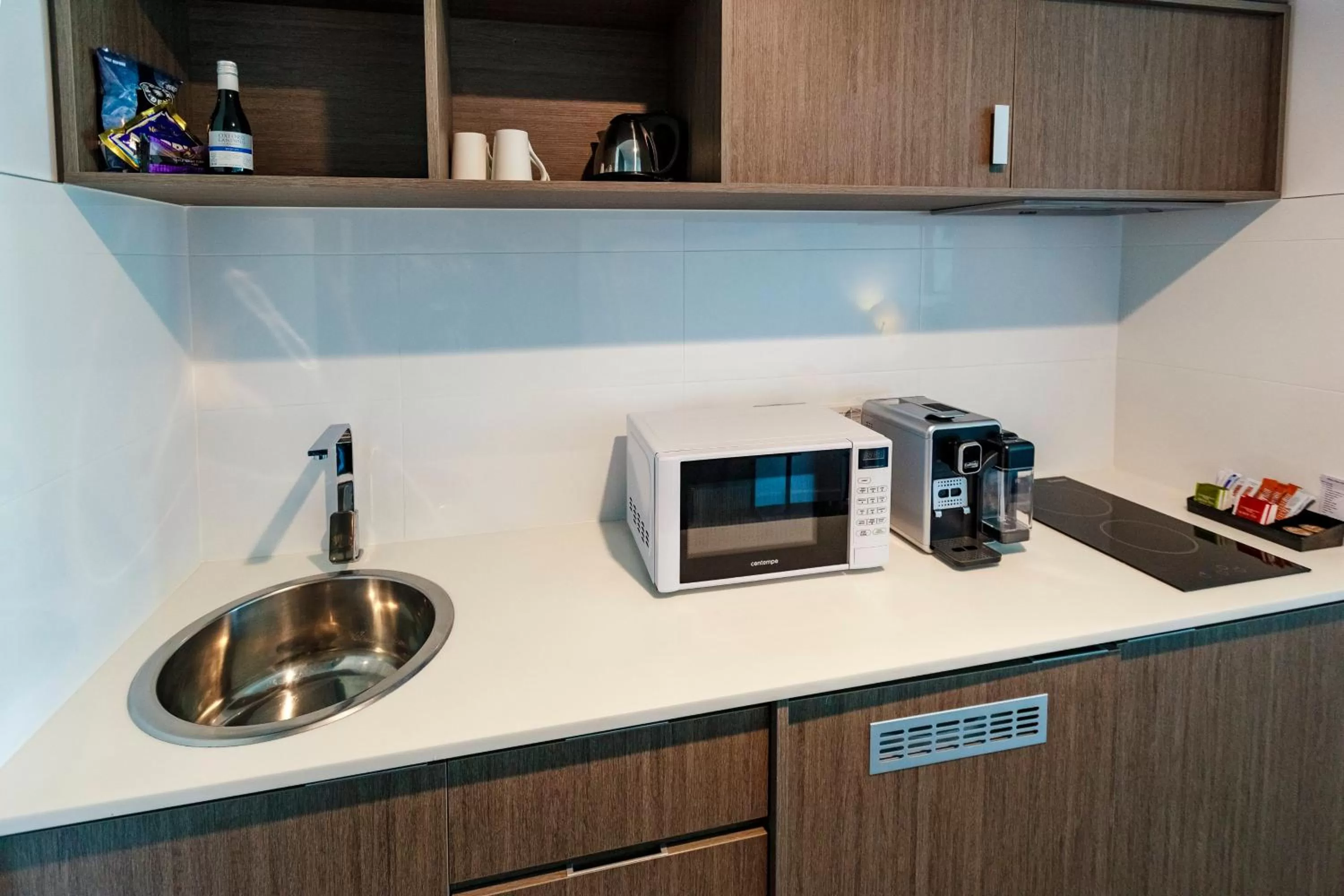 Kitchen or kitchenette in Mercure Sunshine Coast Kawana Waters