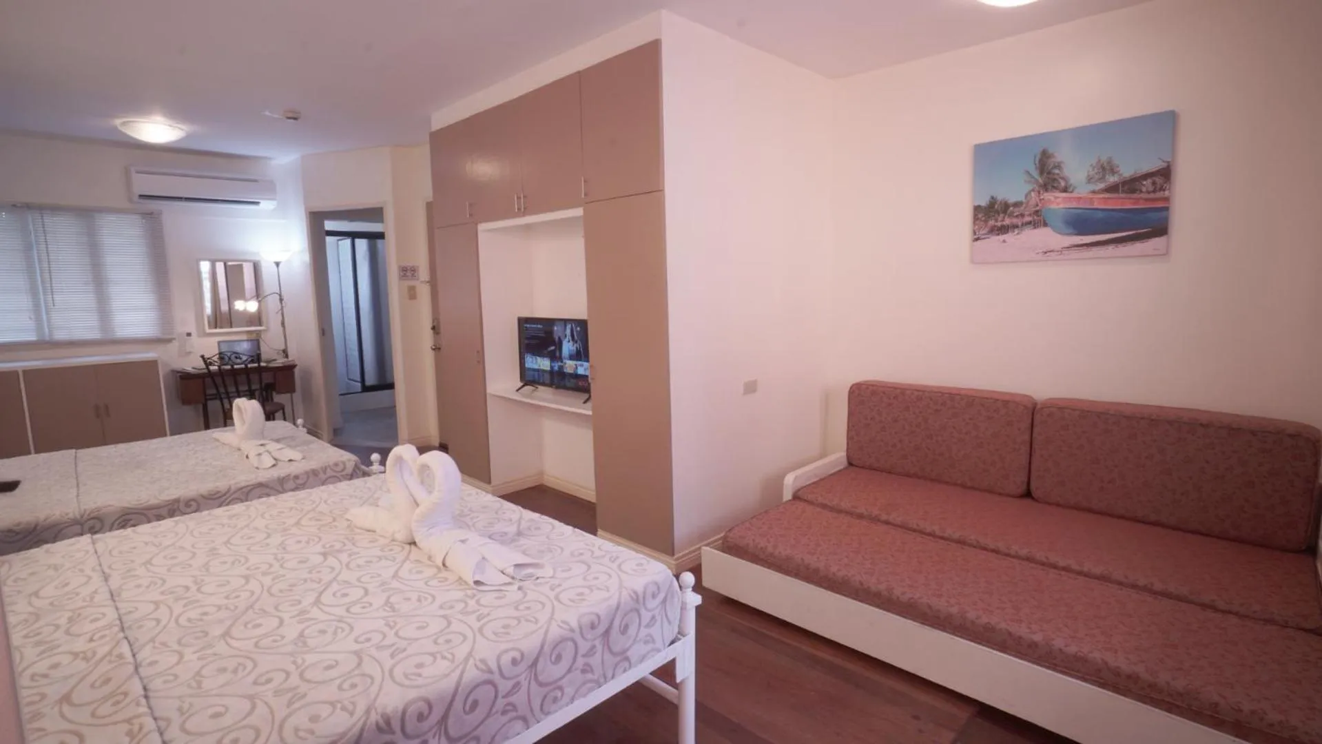 Photo of the whole room, Bed in 1775 Adriatico Suites