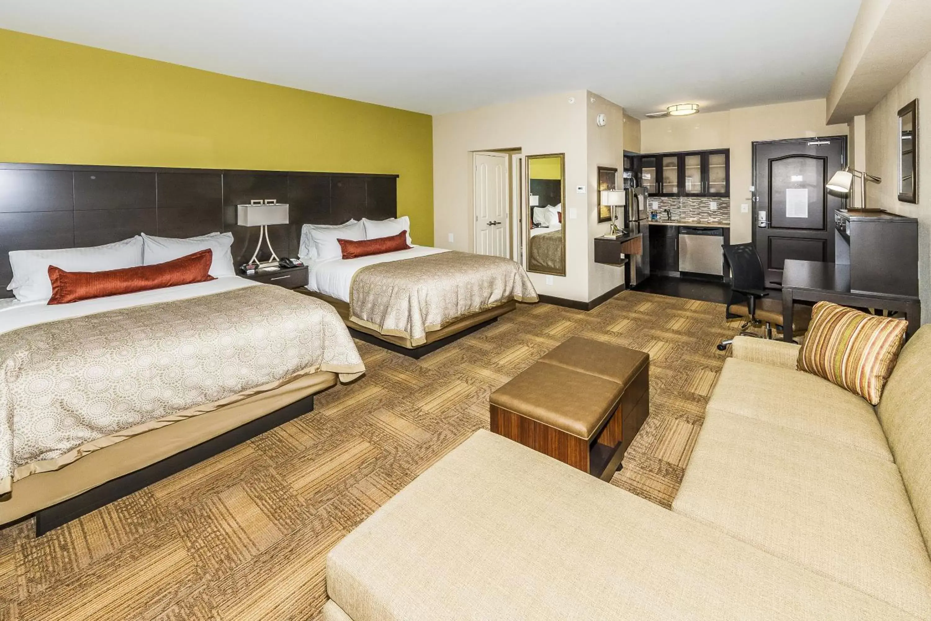 Studio Suite with Two Double Beds and Mobility Accessible Tub in Staybridge Suites Knoxville West by IHG Studio Suite with Two Double Beds and Mobility Accessible Tub in Staybridge Suites Knoxville West by IHG
