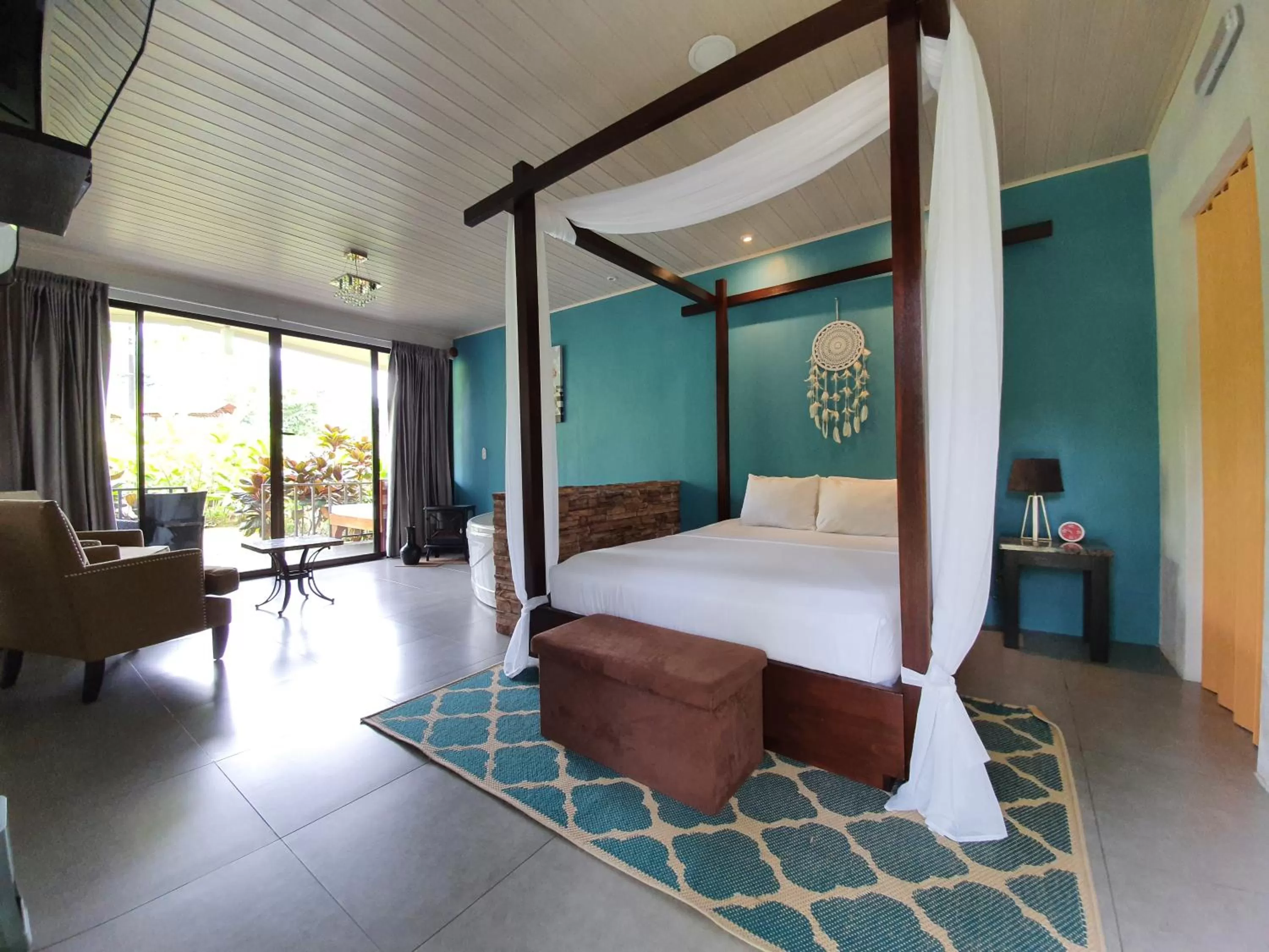 Deluxe Suite with Spa Bath in Yellow Tree Suites