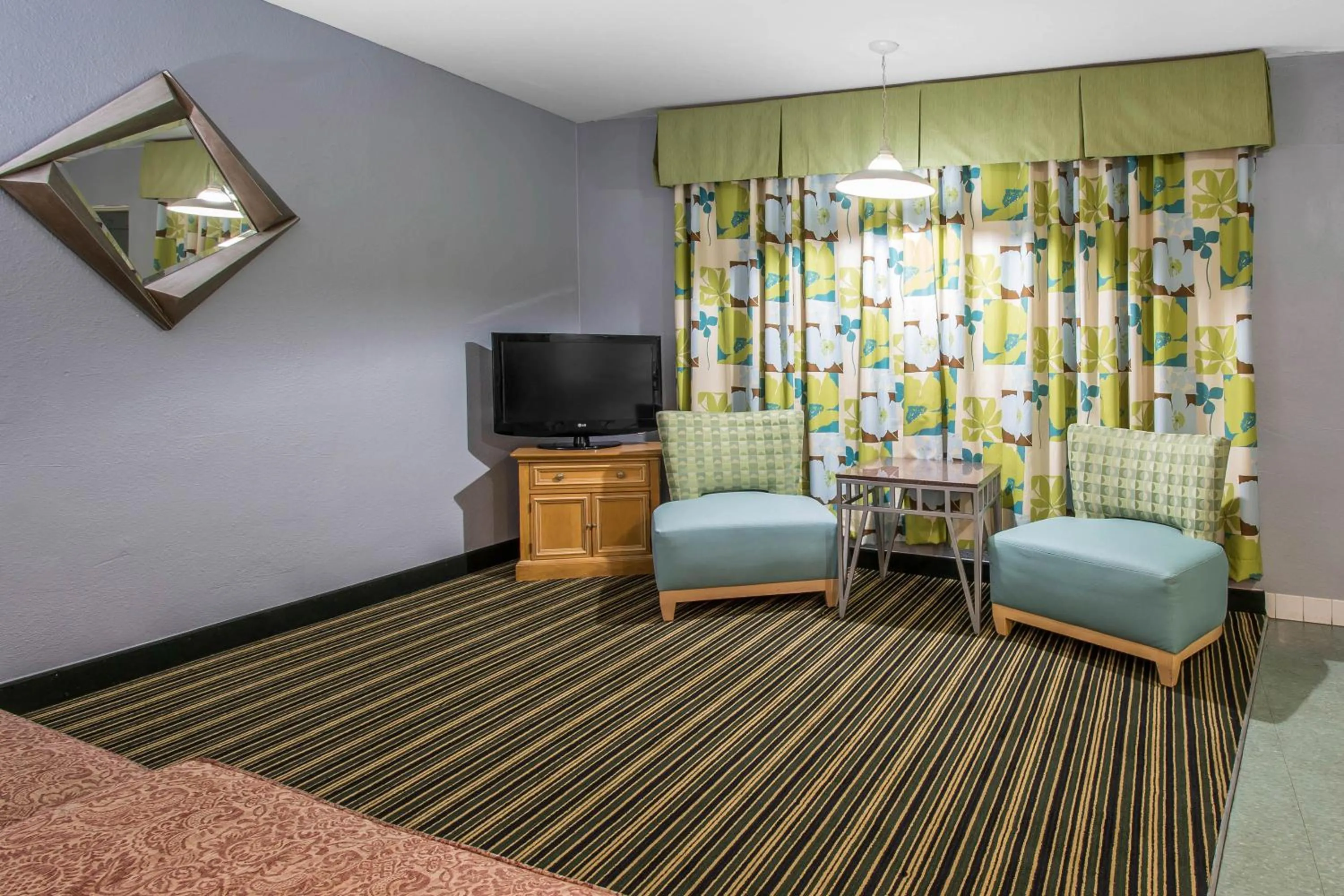 Seating area, Bed in Rodeway Inn & Suites Winter Haven Chain of Lakes
