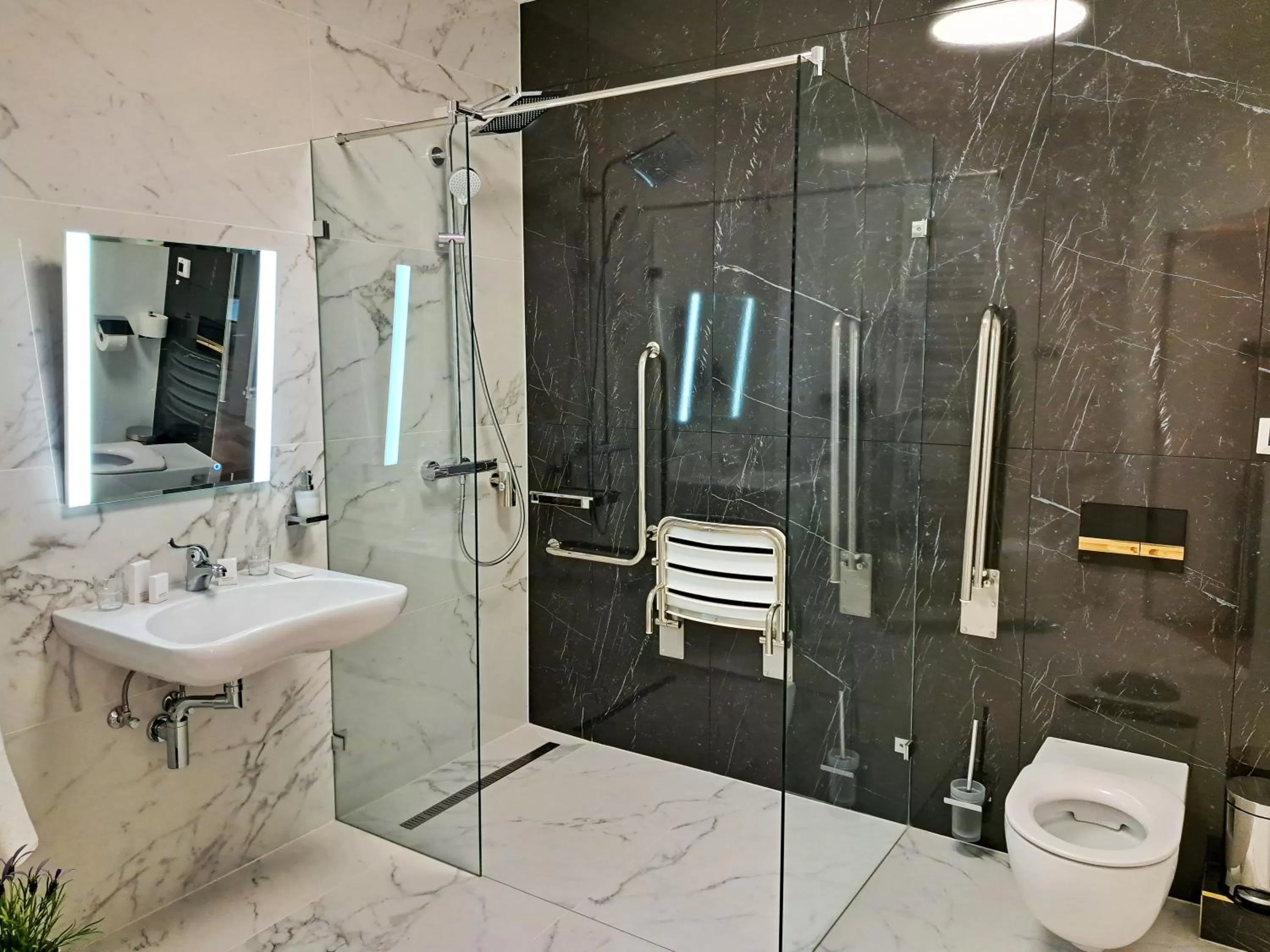 Shower in Hotel Domus Collis