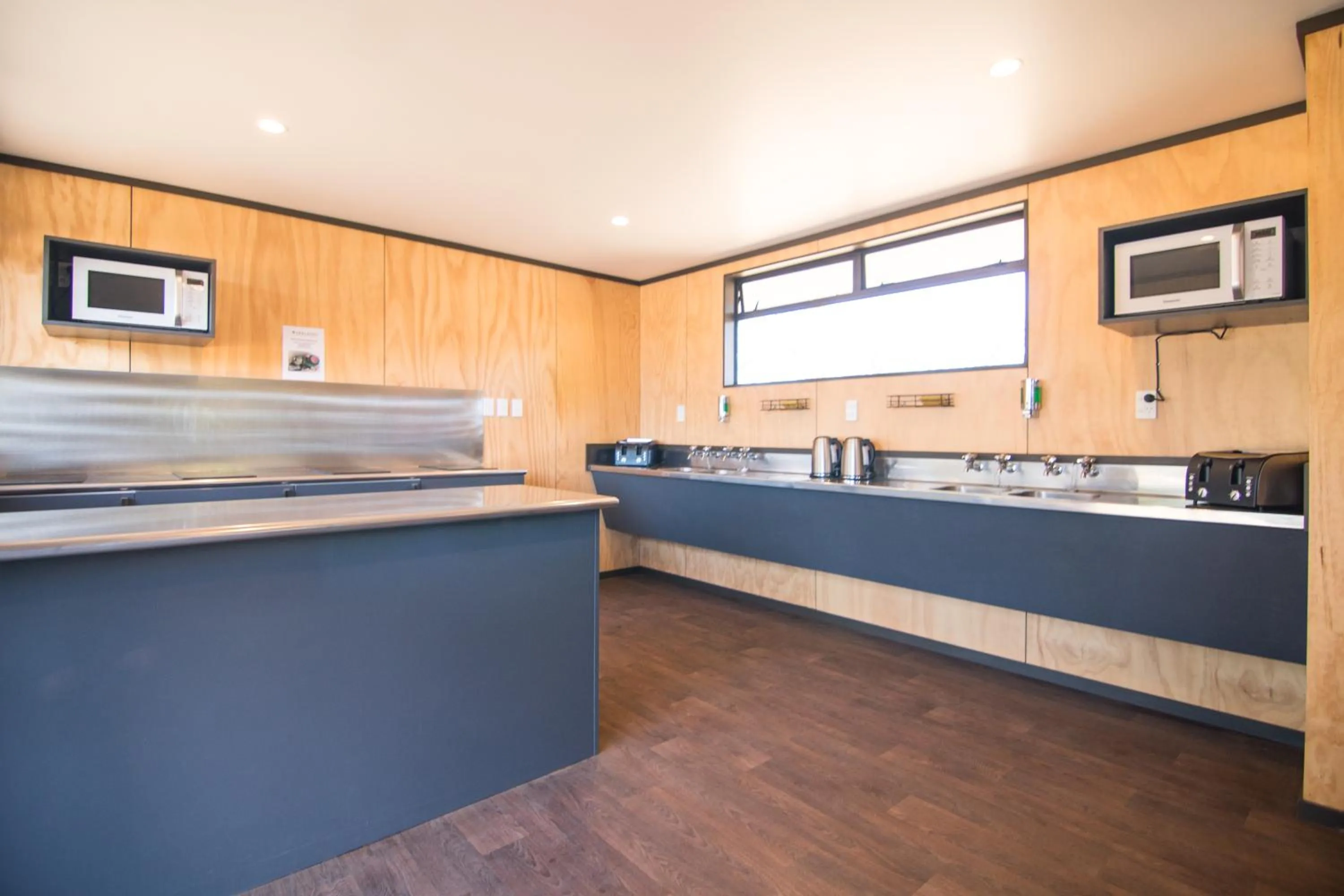 Communal kitchen in Parklands Motorlodge & Holiday Park