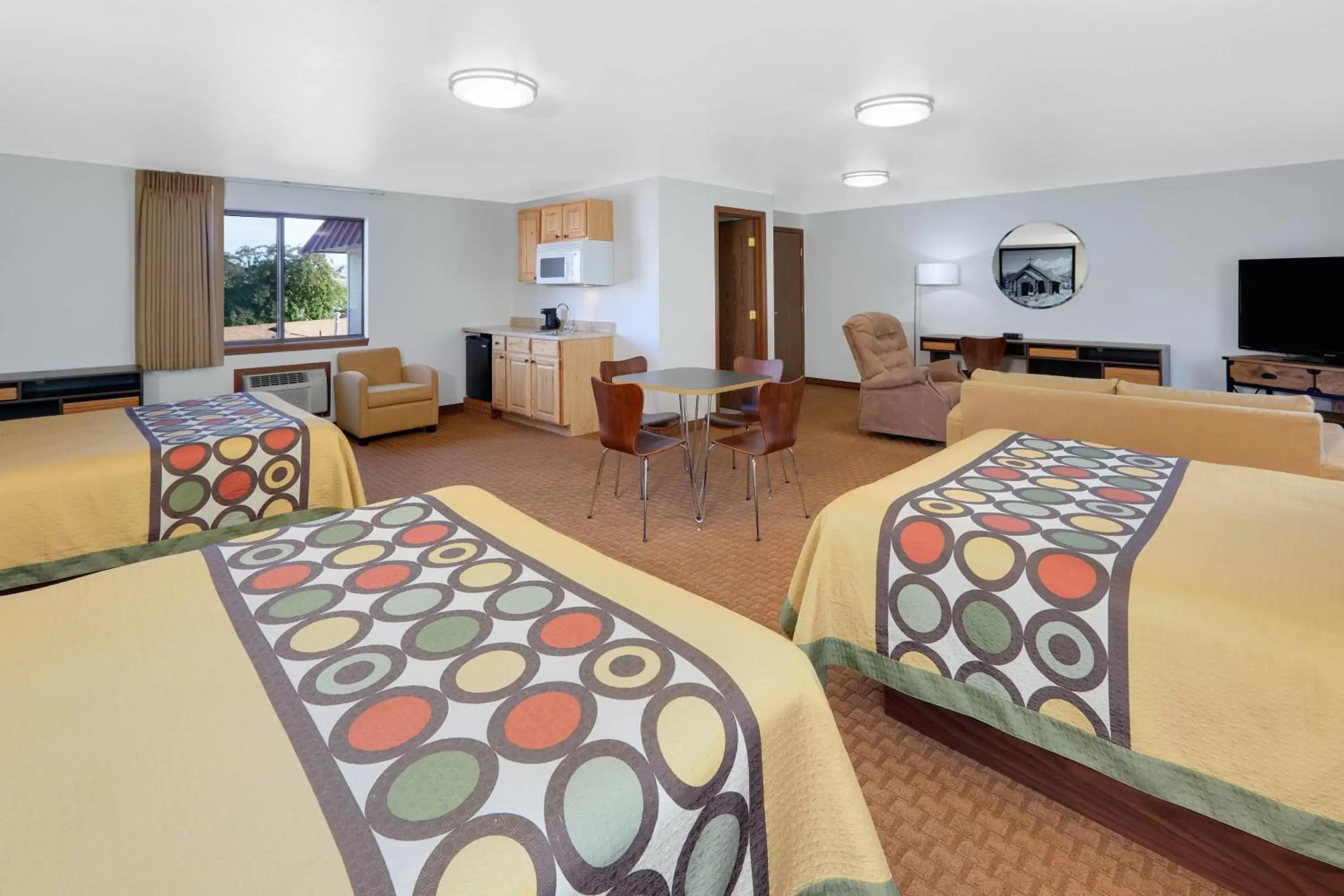 Superior Queen Suite - Non-Smoking in Super 8 by Wyndham Cody Superior Queen Suite - Non-Smoking in Super 8 by Wyndham Cody