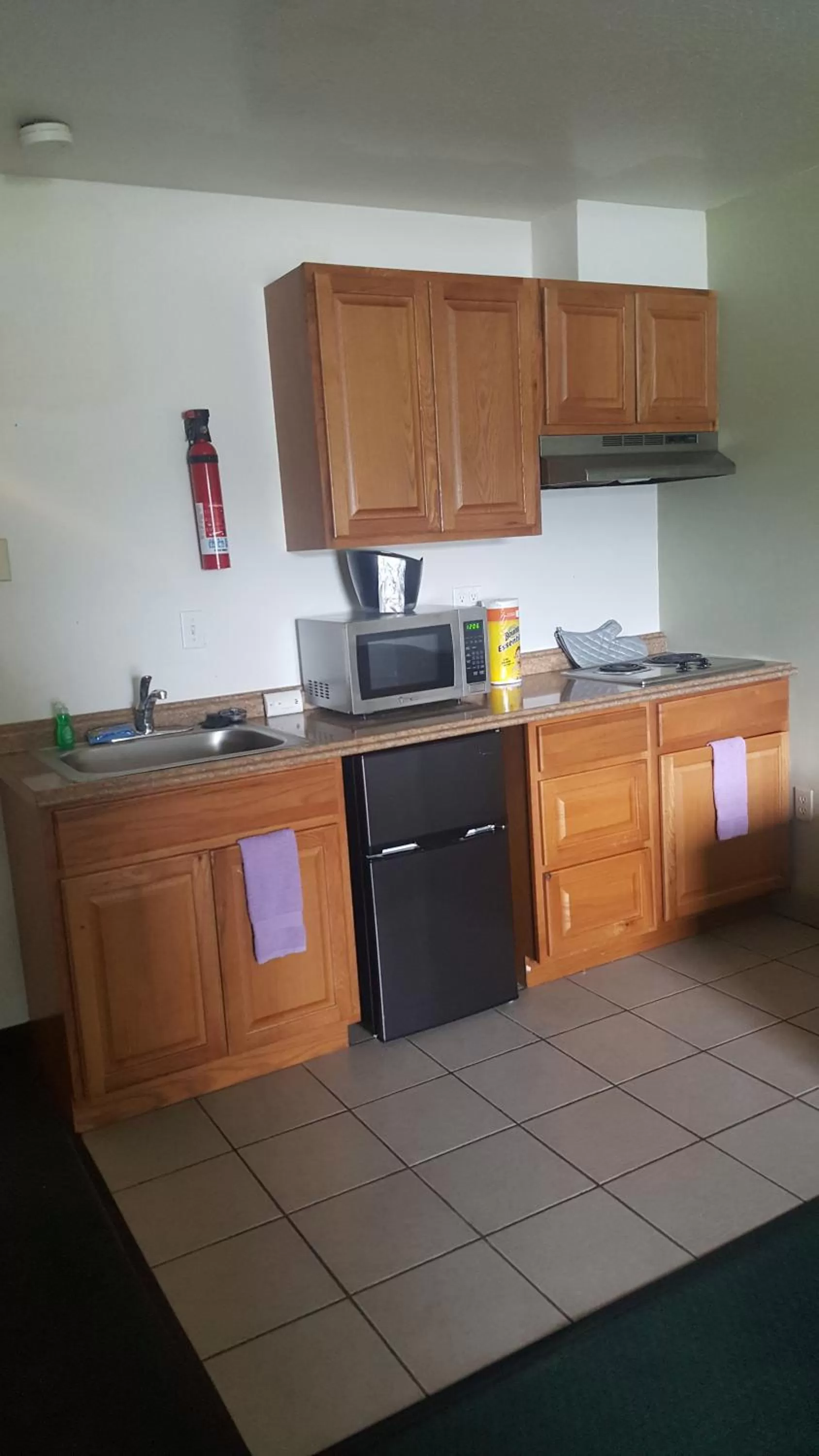 Kitchen or kitchenette in Oyster Bay Inn & Suites