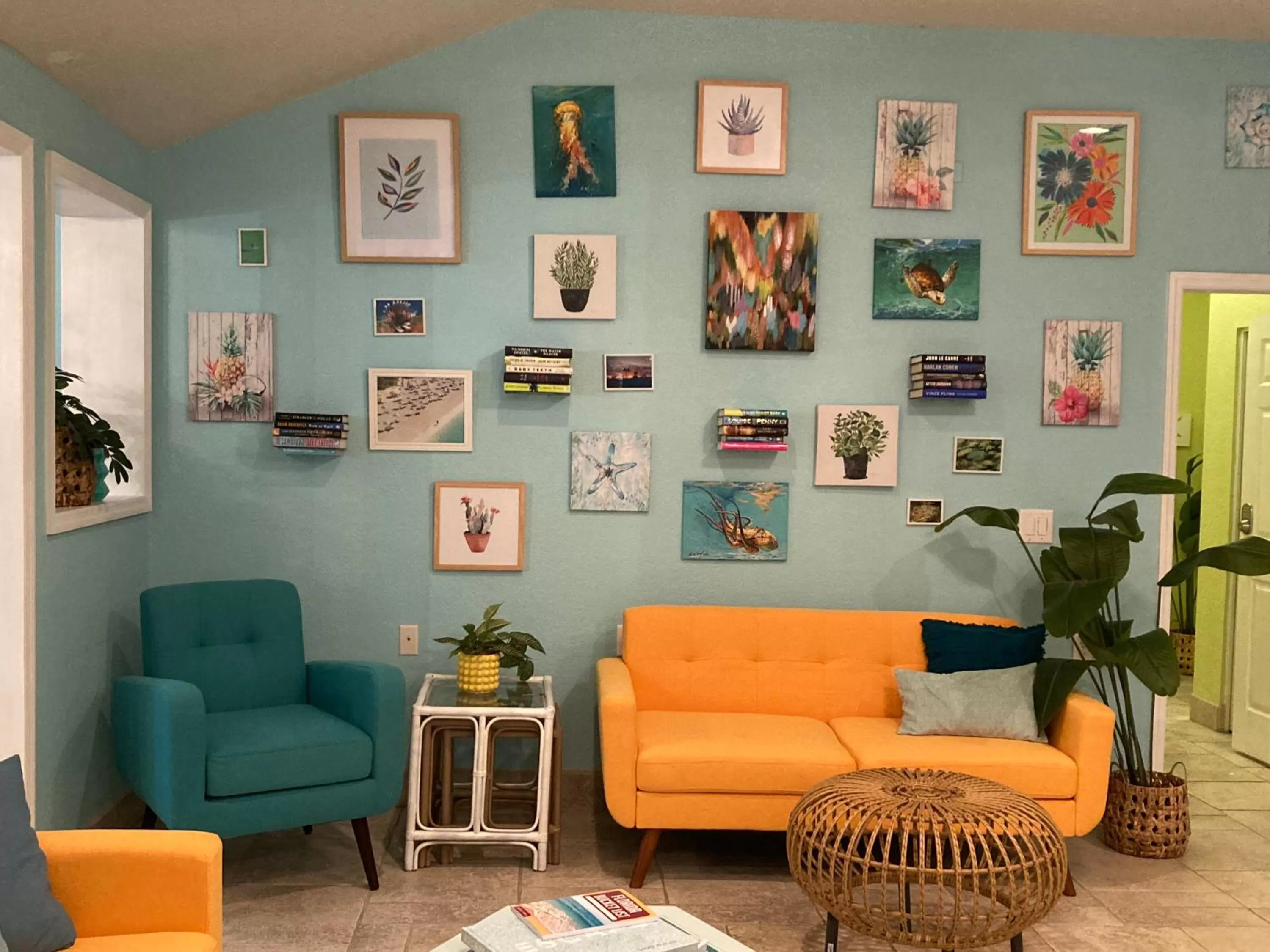 3Gulls Inn Ozona-Boutique Hotel-Steps from Restaurants & Brewery-SwimSpa Pool-Pet Friendly