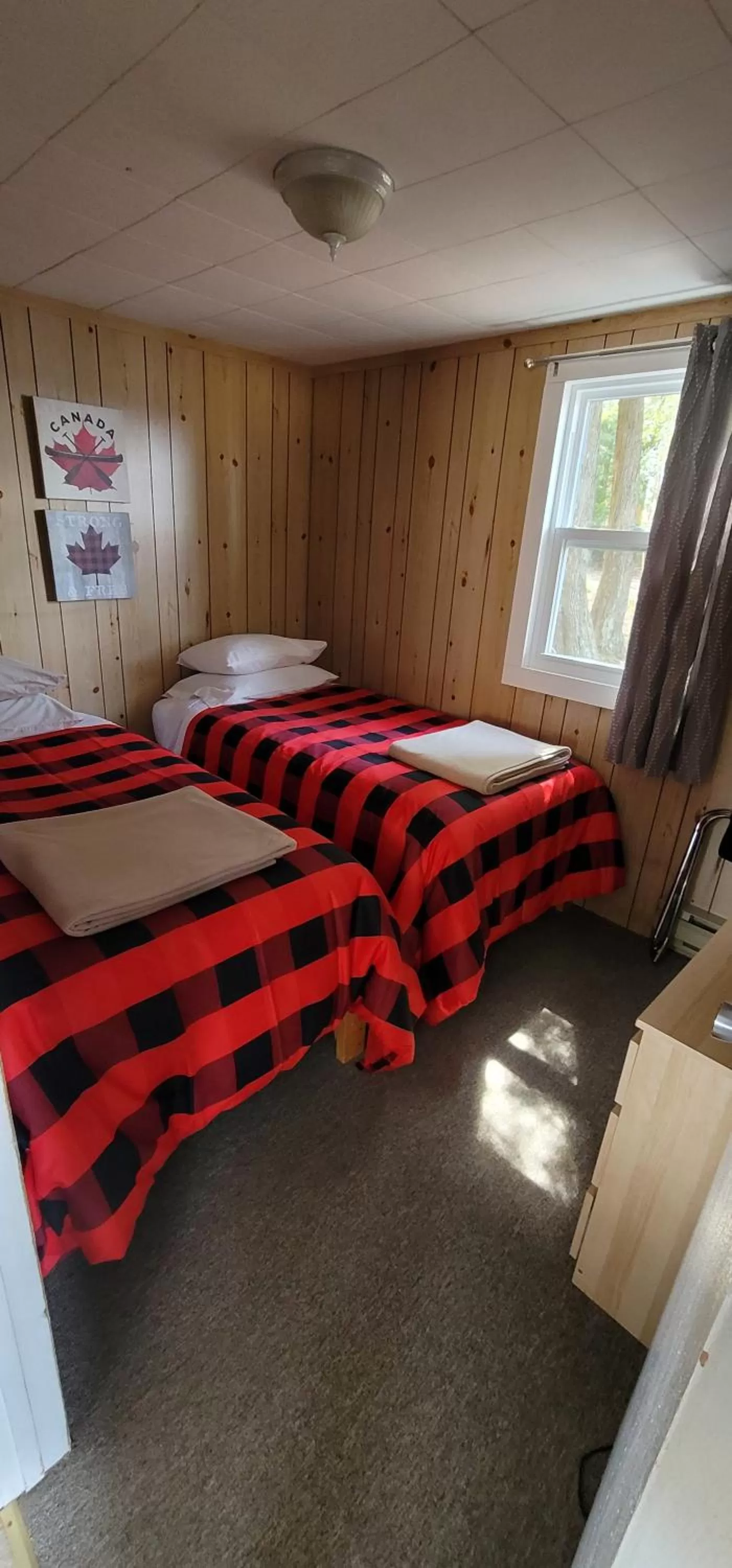 Bed in Parkway Cottage Resort and Trading Post