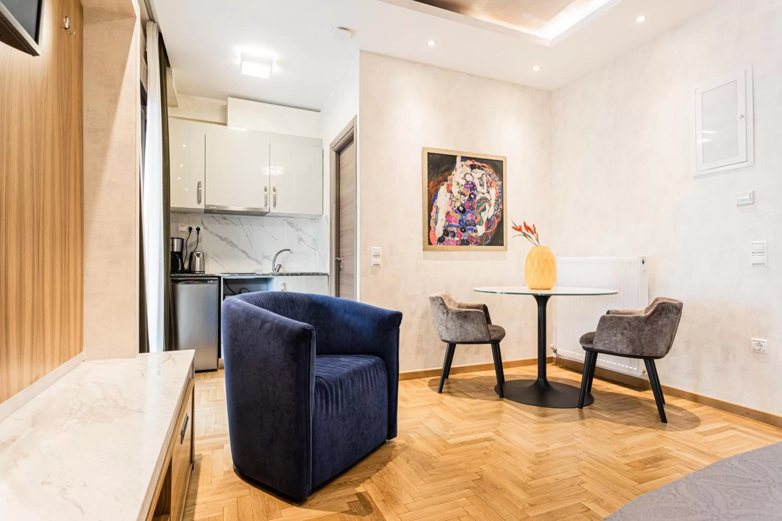 Seating area in Nicholas Point Apartments and Rooms