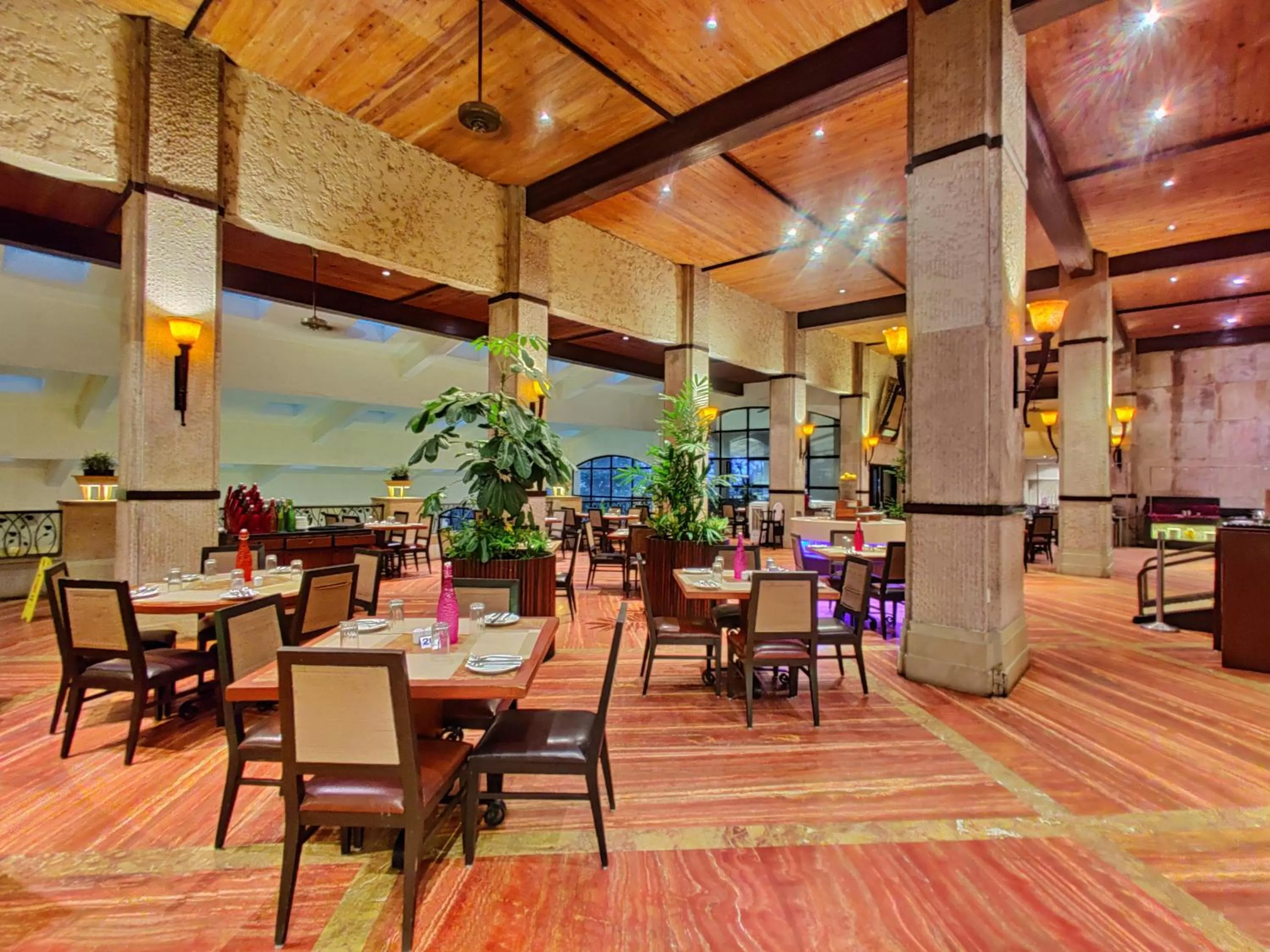 Restaurant/places to eat in Fariyas Resort Lonavala