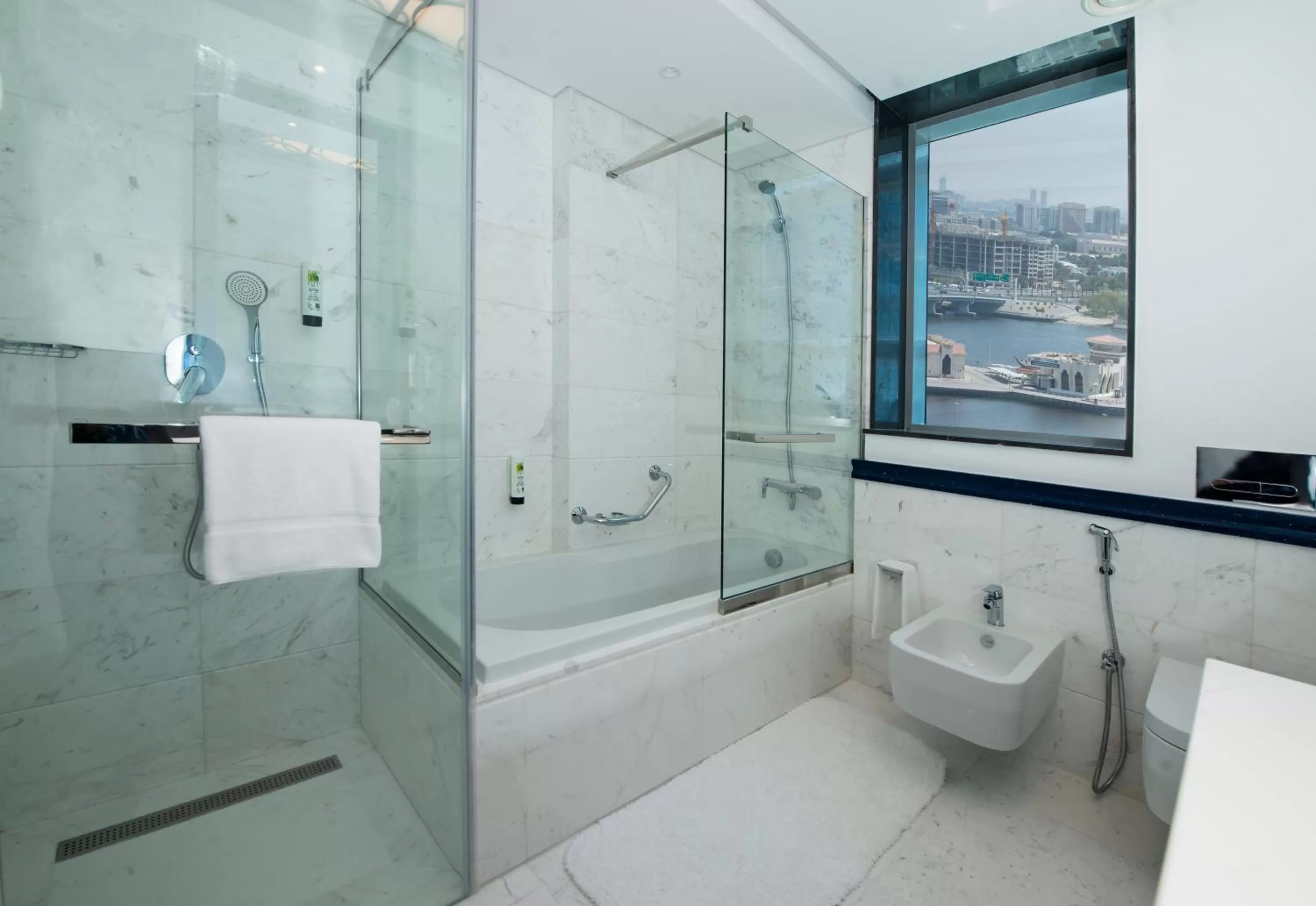 Bathroom in Edge Creekside Hotel