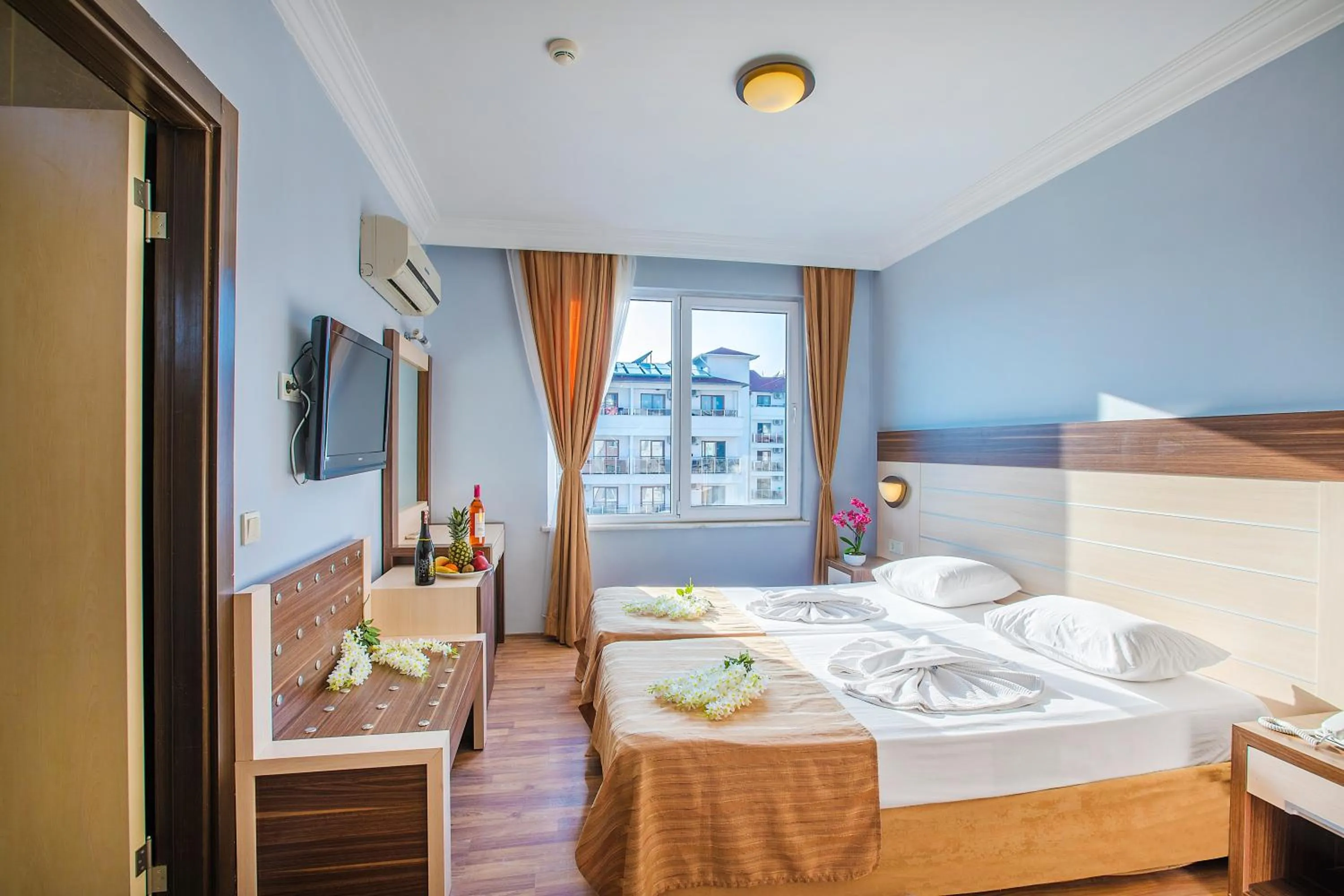 Photo of the whole room, Bed in Hawaii Suite Beach Hotel