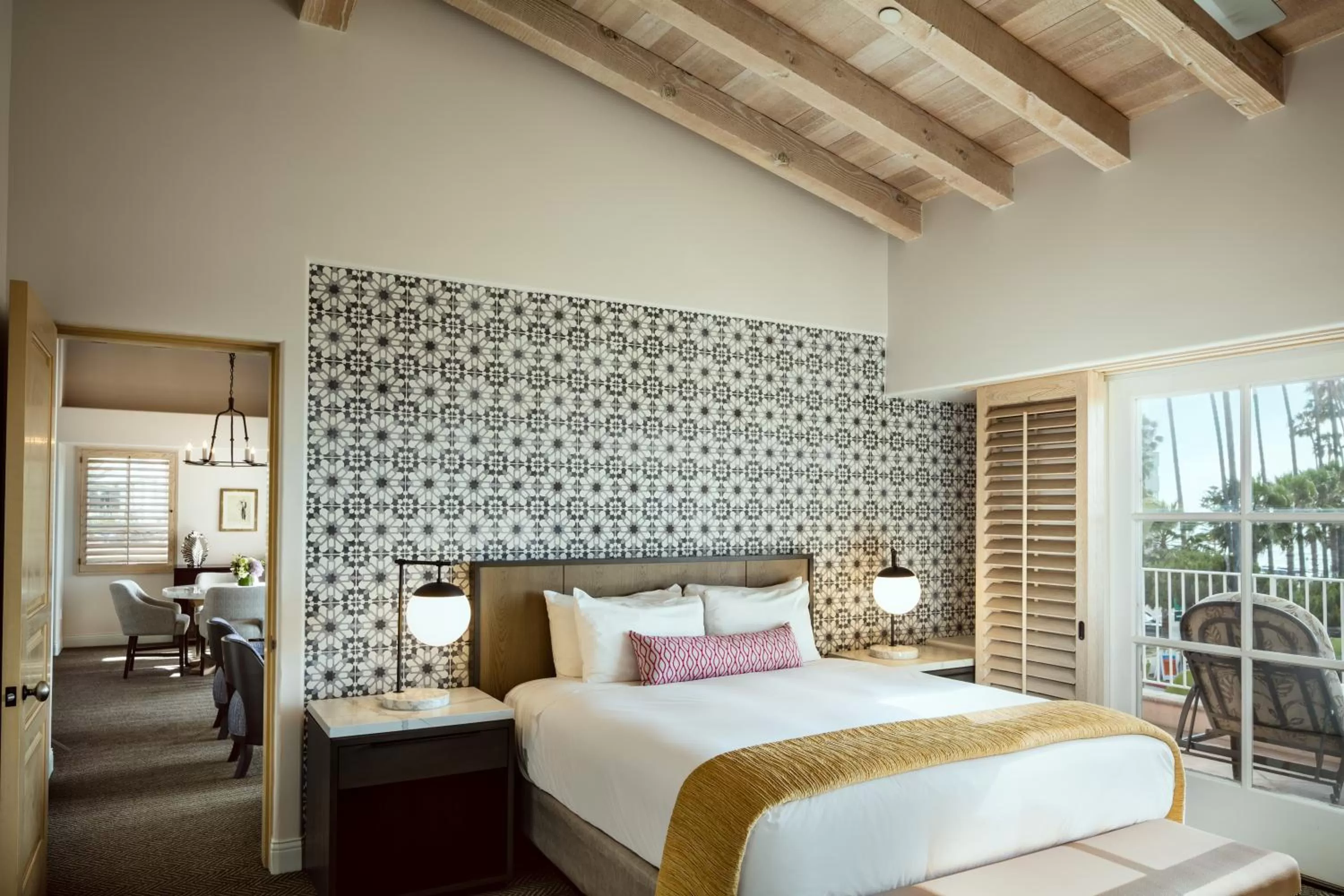 Photo of the whole room, Bed in La Valencia Hotel