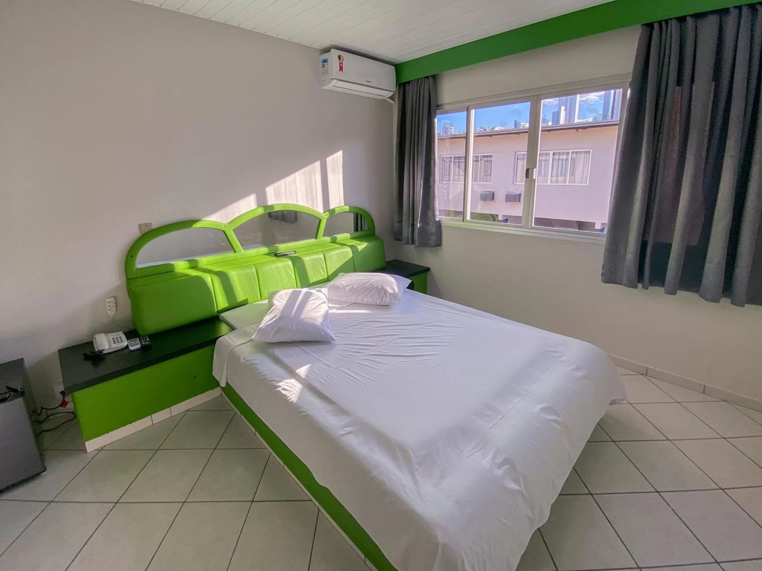 Photo of the whole room, Bed in GUINZA