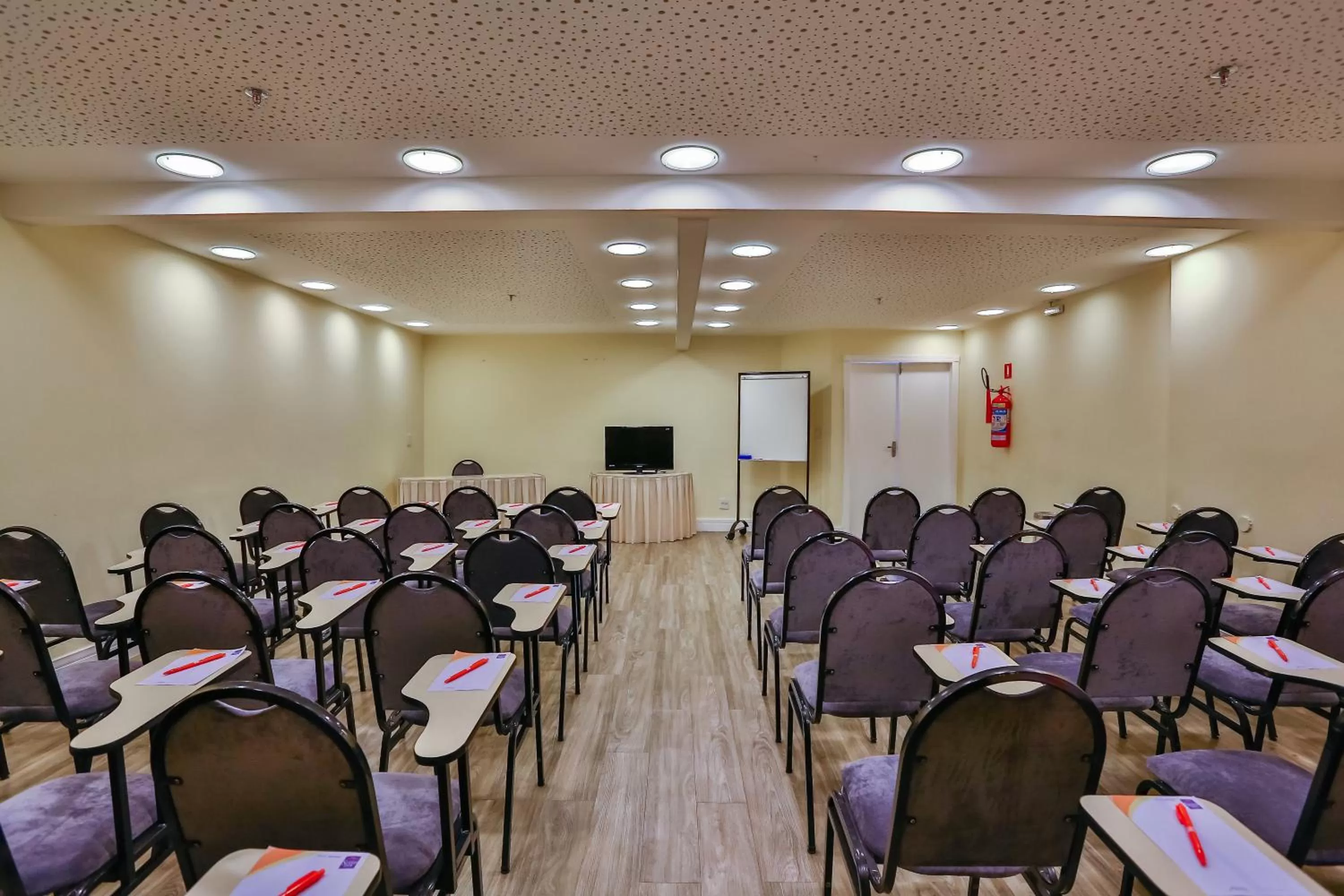 Meeting/conference room in Dubai Macaé by Atlântica