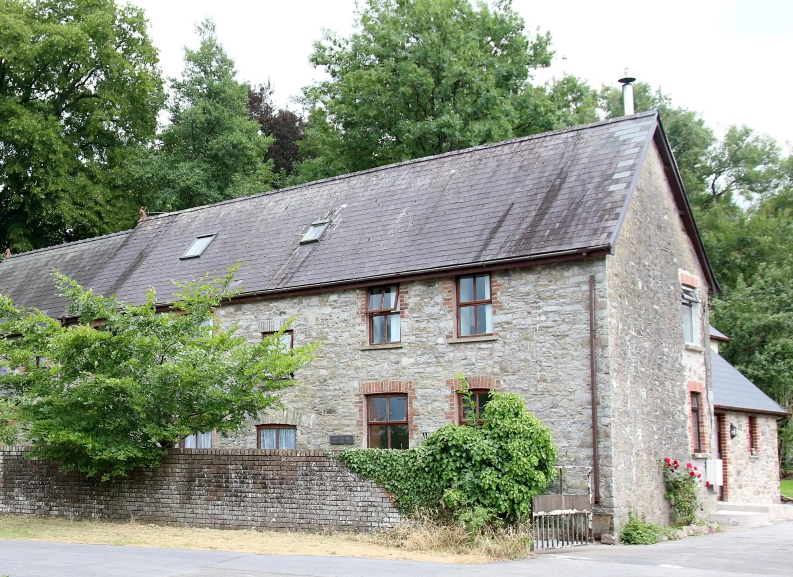 Property building in Melin Tregib