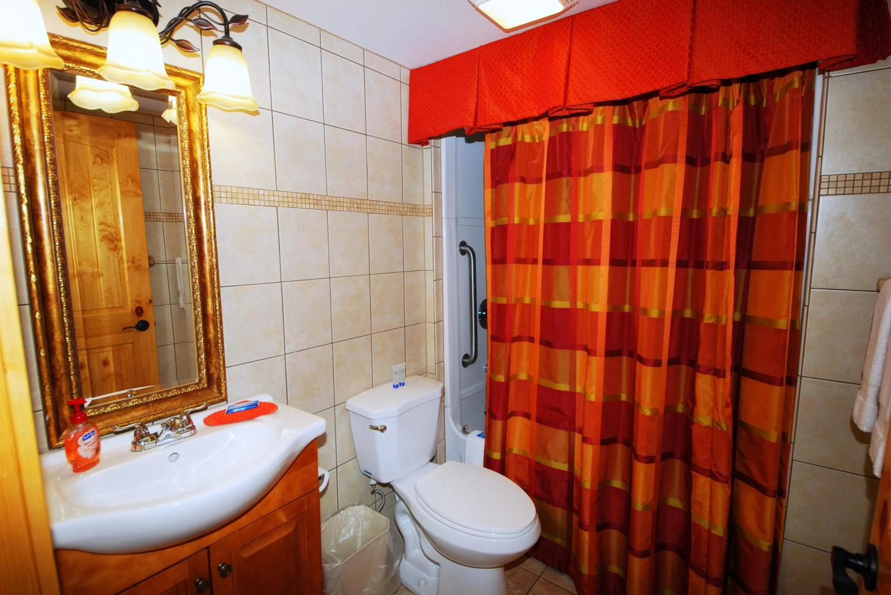 Bathroom in Rivergate Mountain Lodge