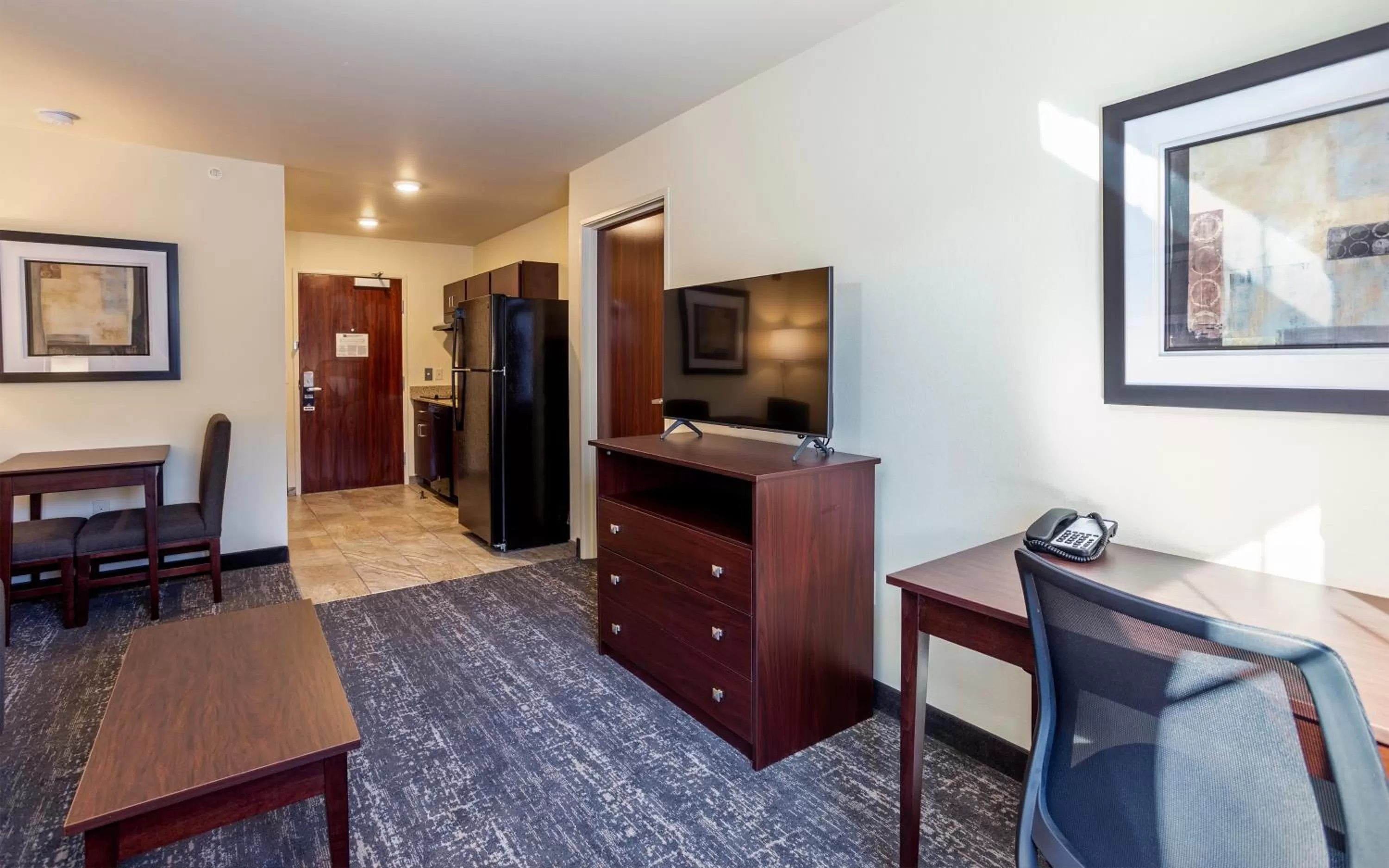 TV and multimedia in Cobblestone Inn & Suites - Brookville
