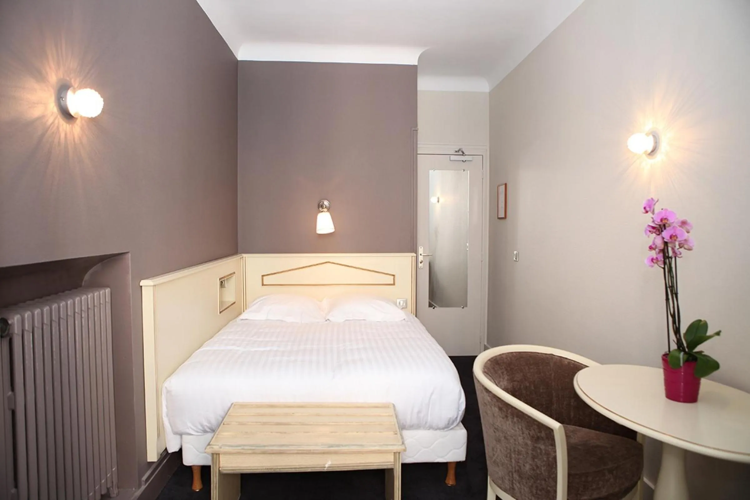 Photo of the whole room, Bed in Hôtel Le Roncevaux