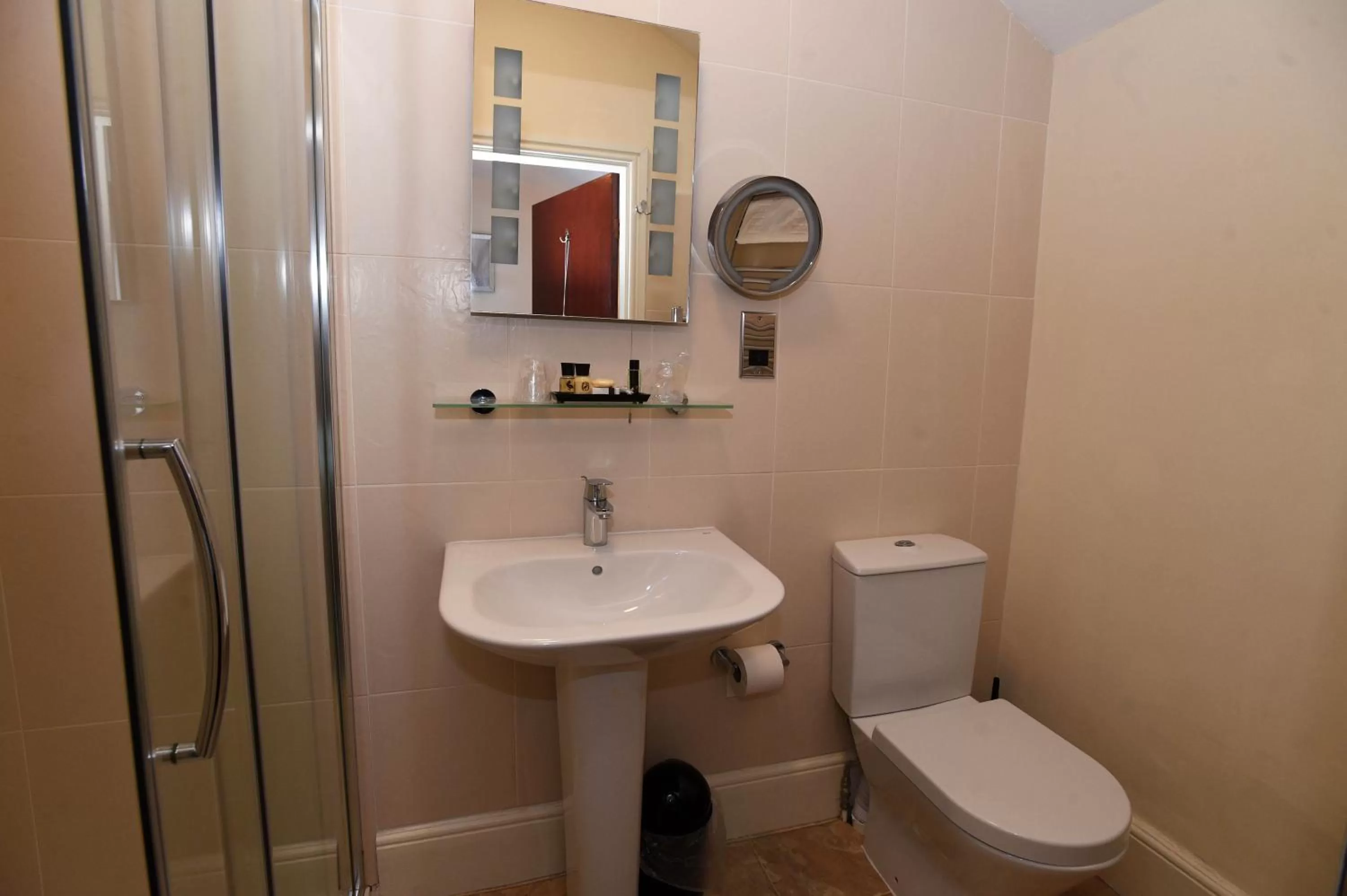 Shower in The Black Boy Inn