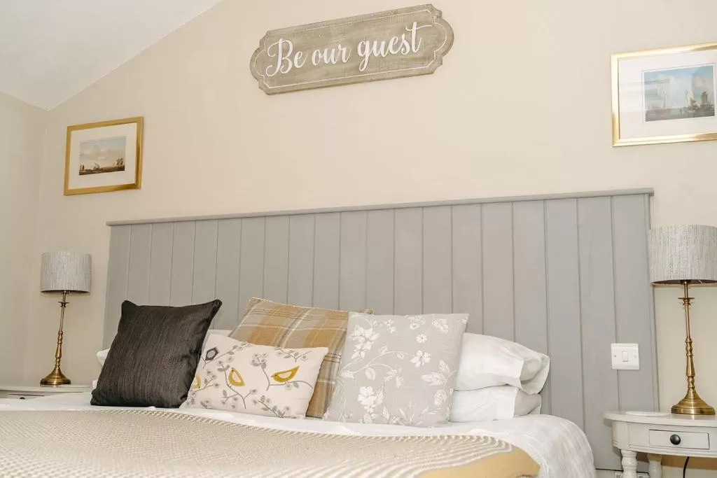 Bedroom, Bed in Bridge House