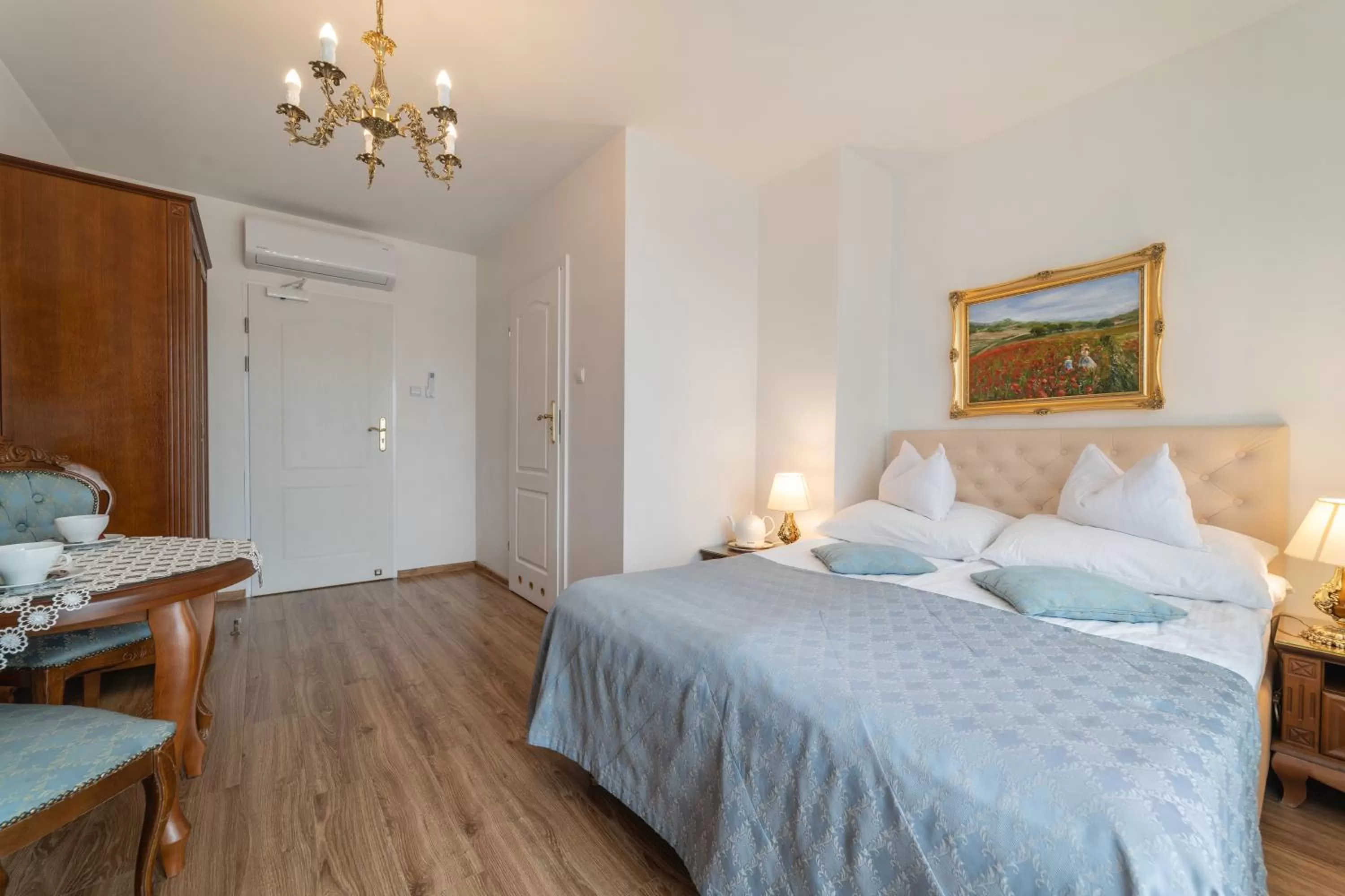 Living room, Bed in Pensjonat & Restauracja Admirał