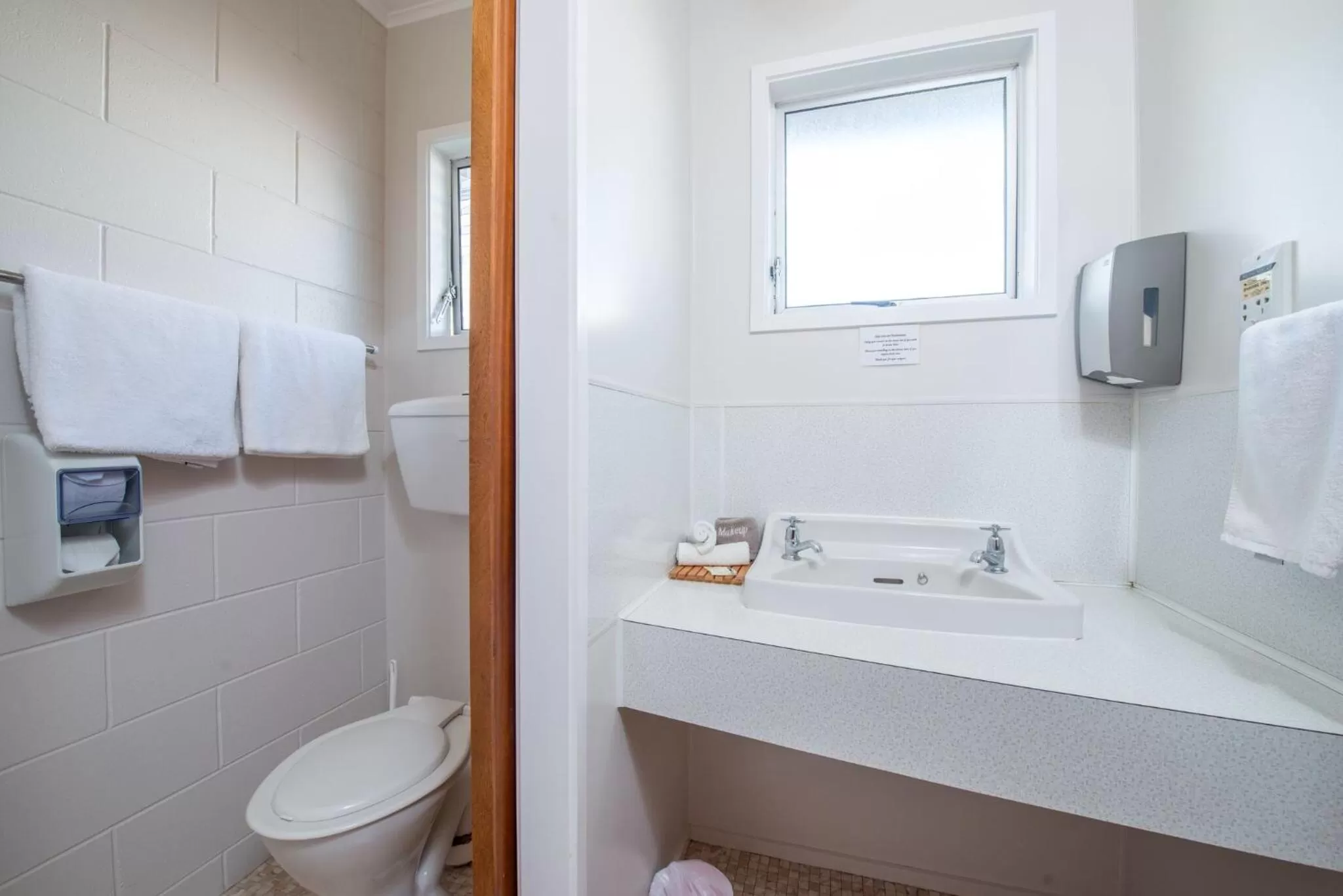 Toilet in Amber Court Motel