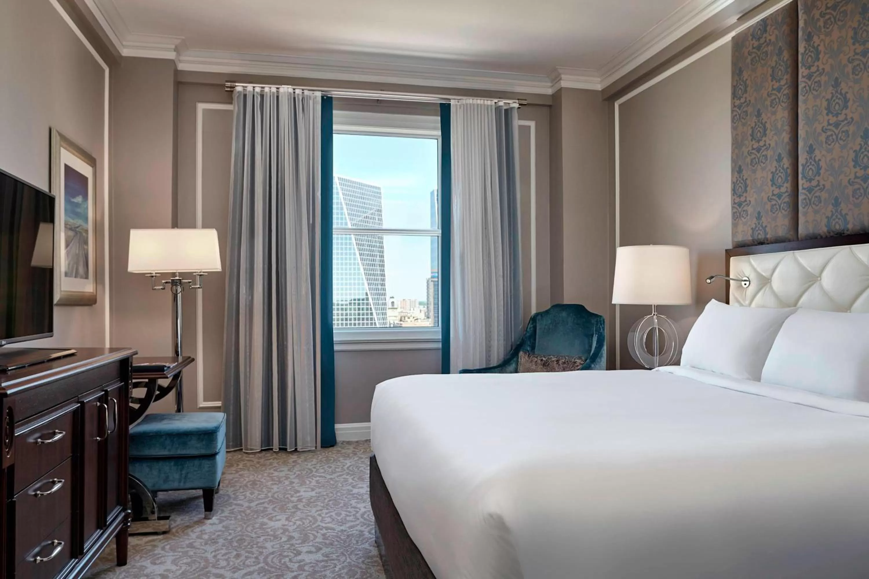 Standard King Room in The Hotel Saskatchewan, Autograph Collection