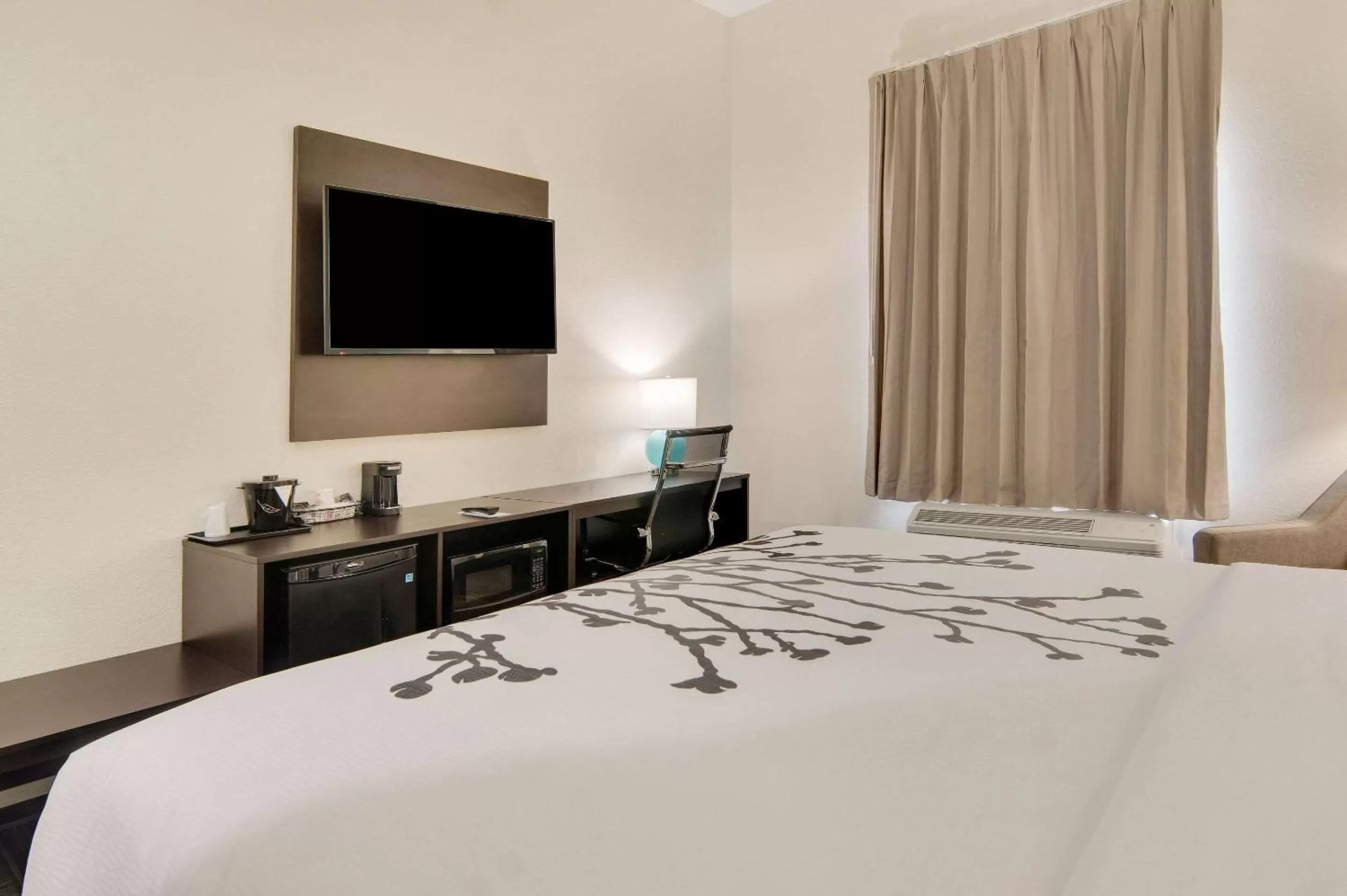 Bedroom, Bed in Sleep Inn Dallas Northwest - Irving