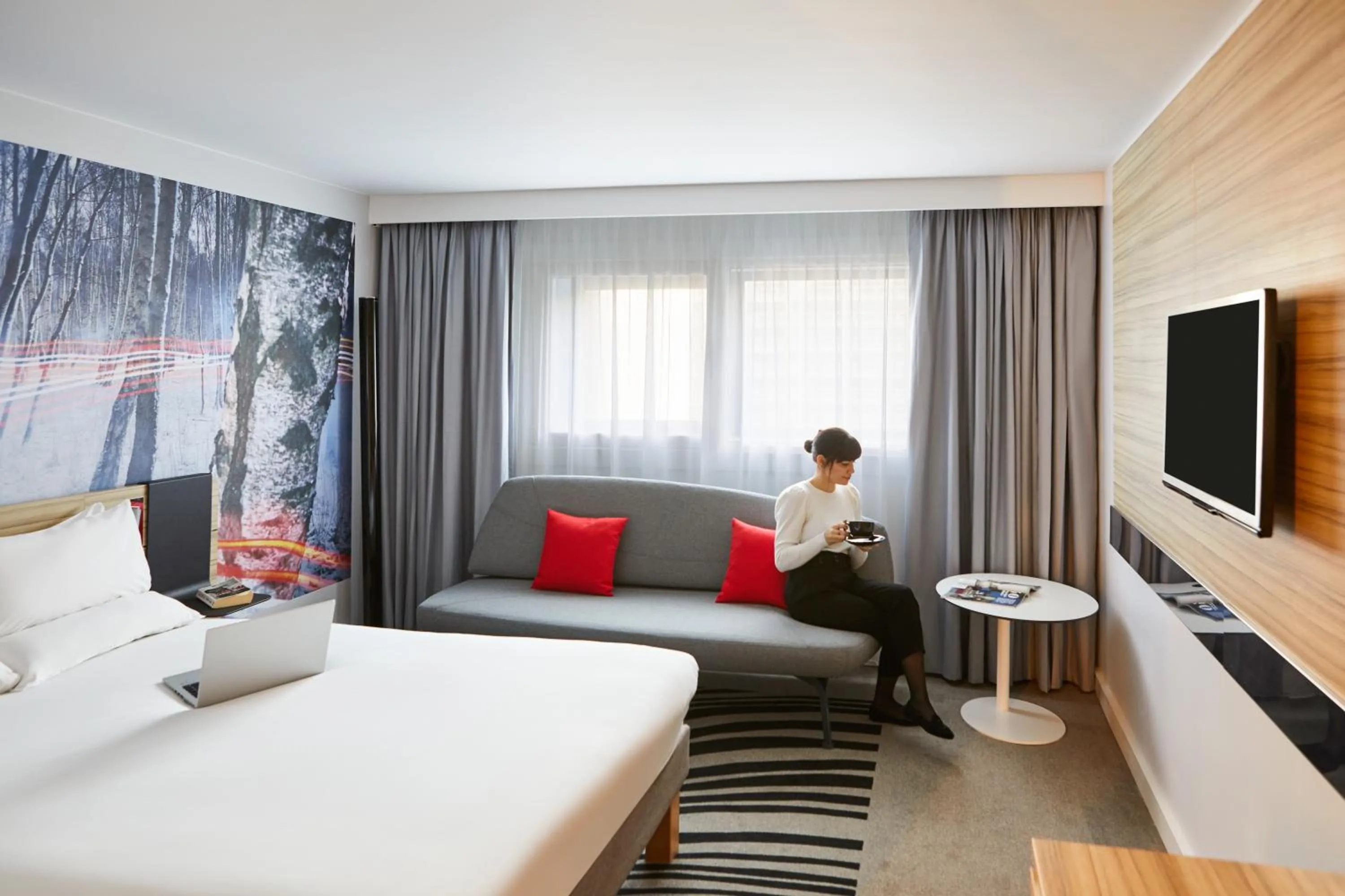 Guests, Bed in Novotel Birmingham Airport Terminal Building - NEC